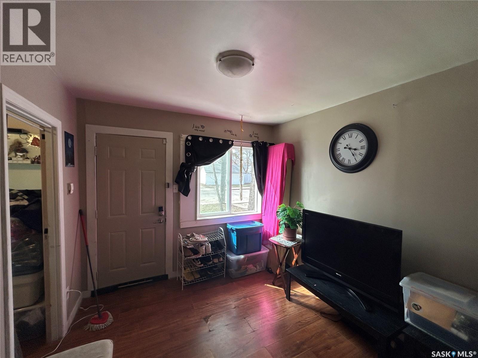 1112 N Avenue S, Saskatoon, Saskatchewan  S7M 2P8 - Photo 2 - SK035557