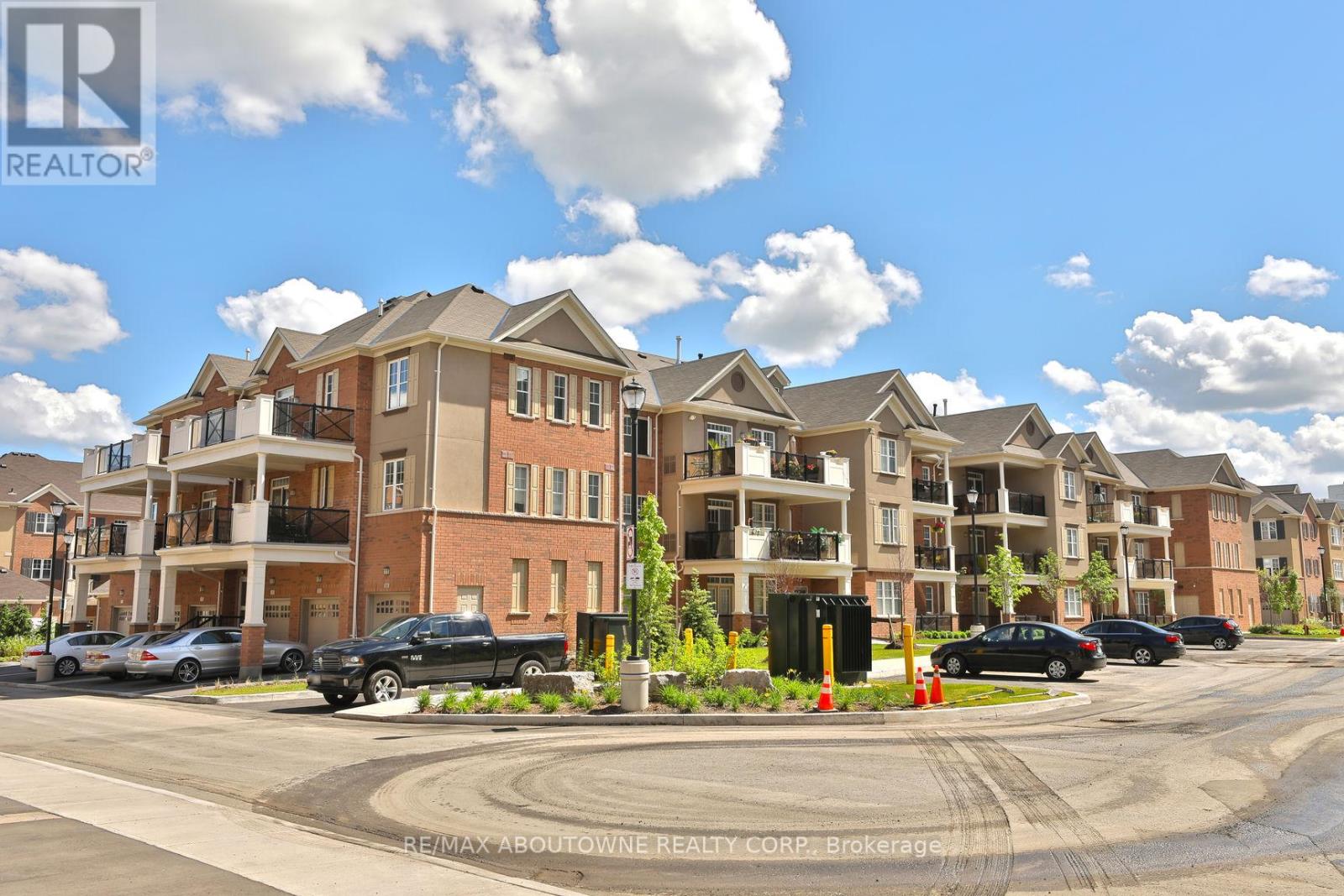 312 - 269 Georgian Drive, Oakville, Ontario  L6H 0L1 - Photo 2 - W12911662