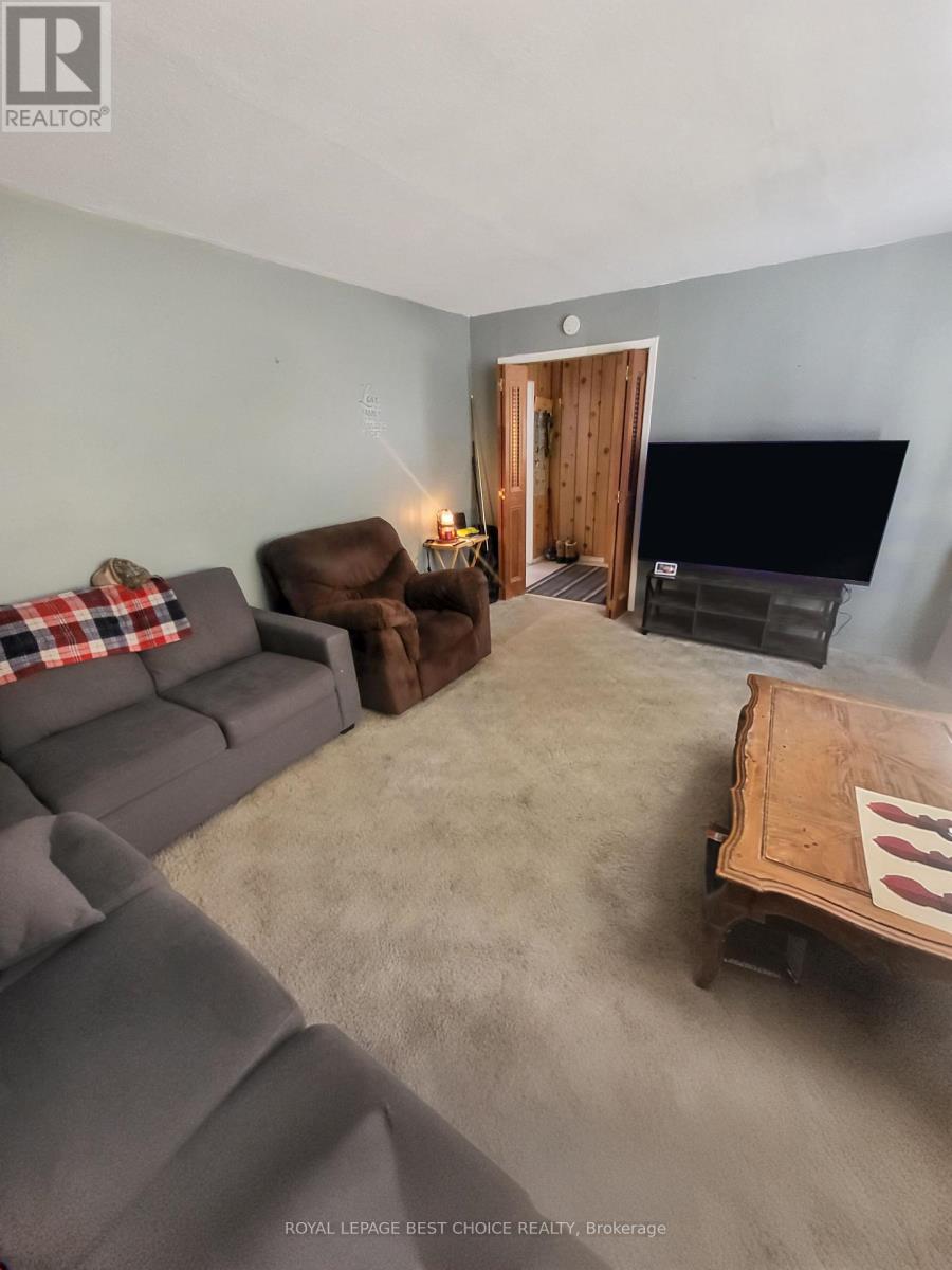20 Goward Avenue, Temagami, Ontario  P0H 2H0 - Photo 5 - X12930474