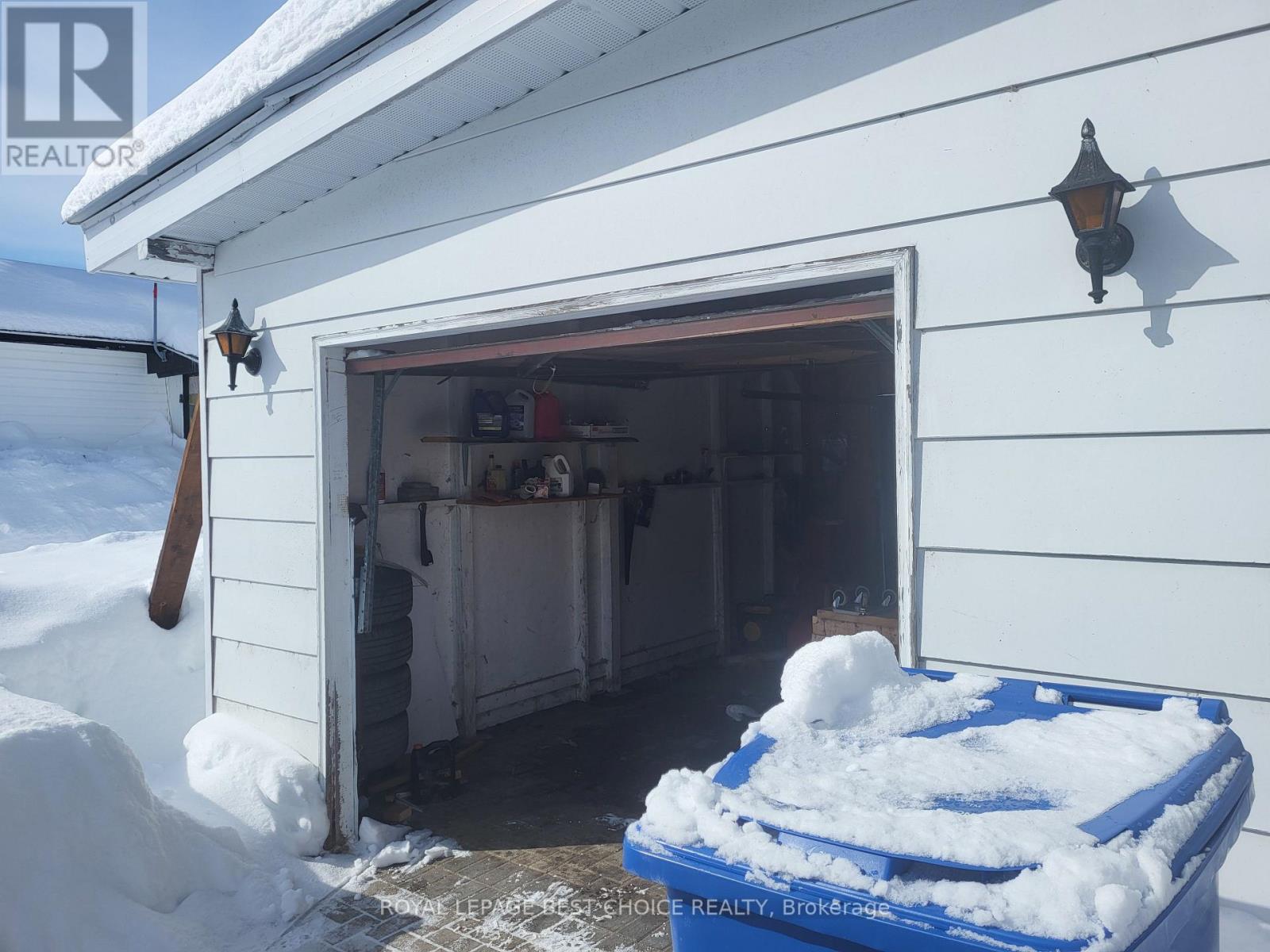 20 Goward Avenue, Temagami, Ontario  P0H 2H0 - Photo 3 - X12930474