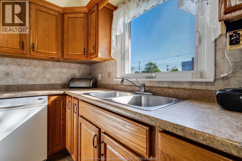 3024 Parkwood, Windsor, Ontario  N8W 2K4 - Photo 8 - 26010494