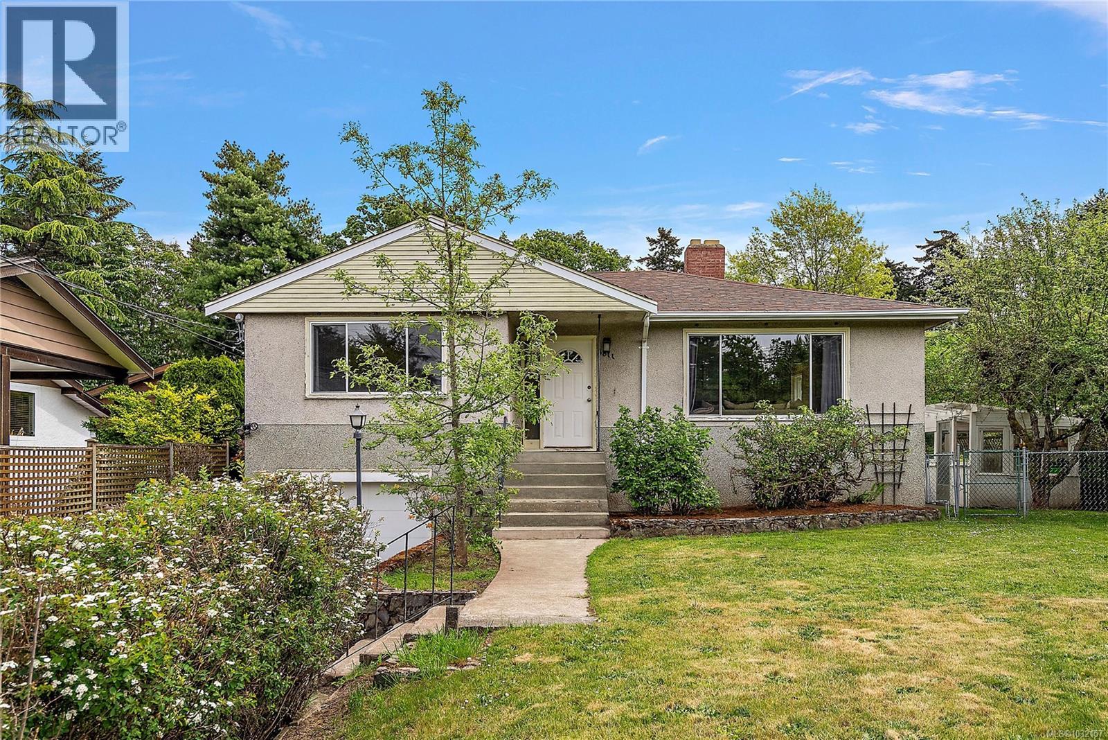 3811 Epsom Dr, Saanich, British Columbia  V8P 3S8 - Photo 1 - 1032157