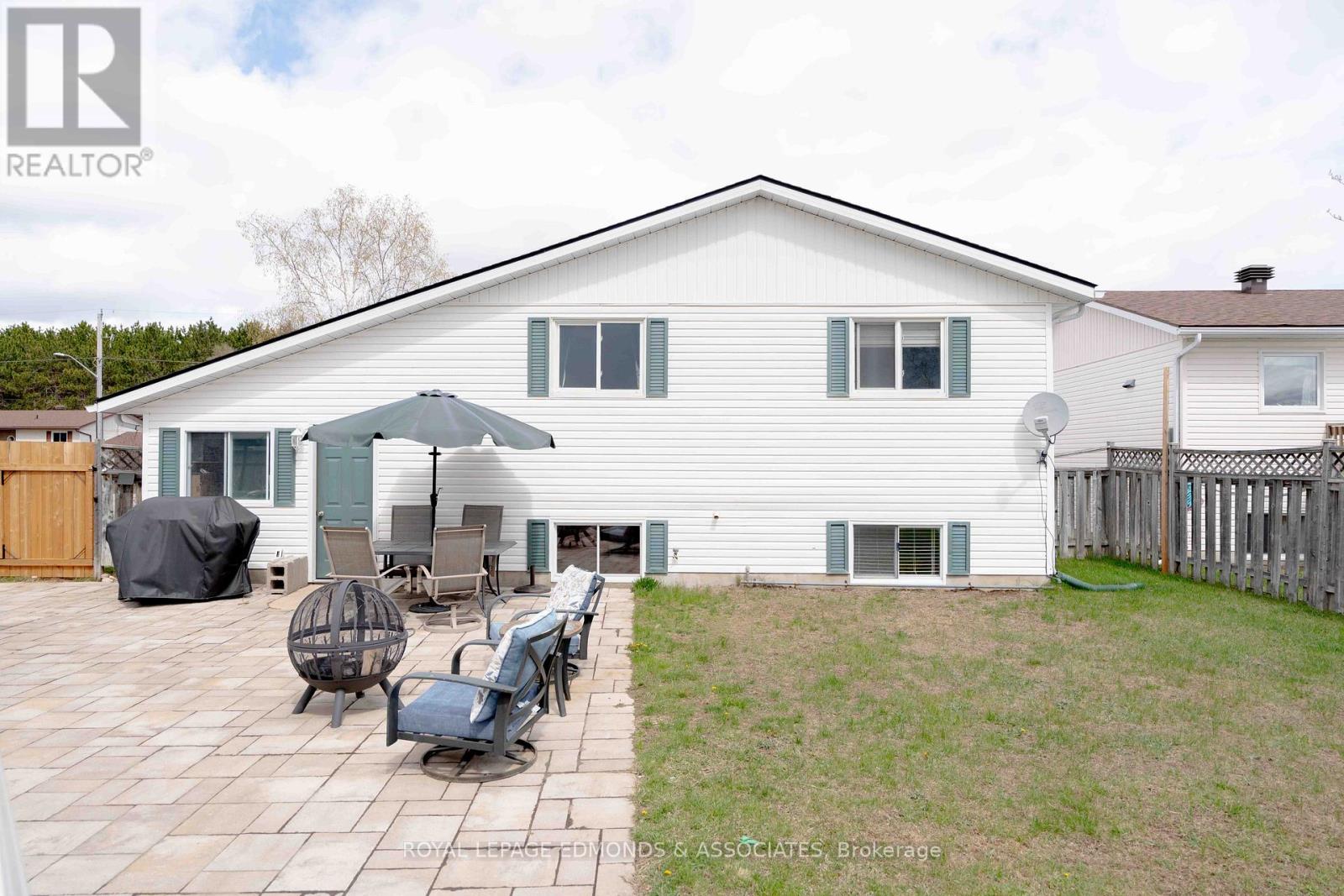 9 Dutch Drive, Petawawa, Ontario  K8H 3M2 - Photo 3 - X13111178