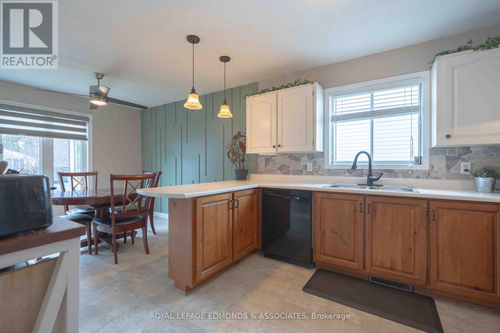 9 Dutch Drive, Petawawa, Ontario  K8H 3M2 - Photo 5 - X13111178