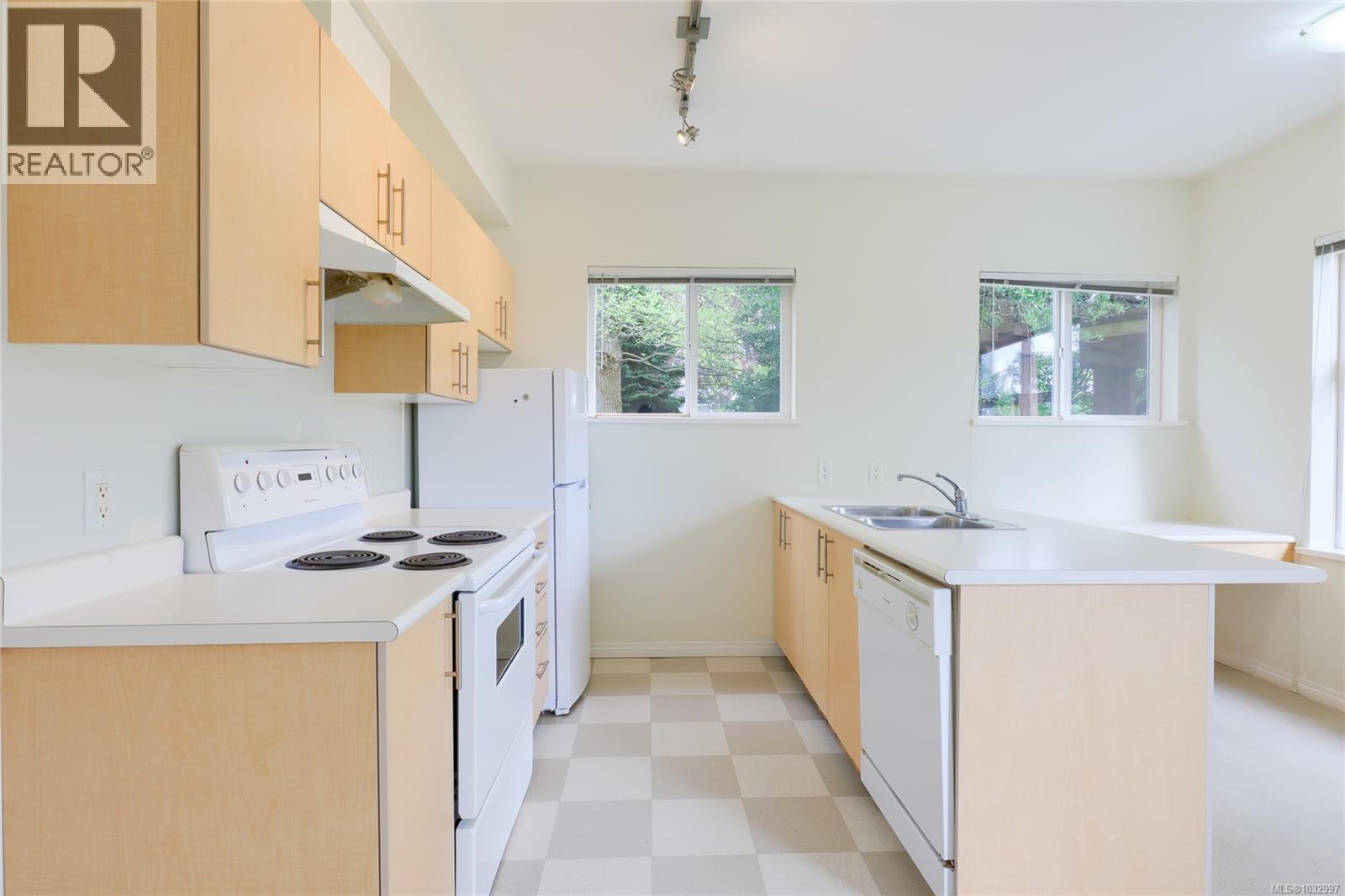 207 1550 Church Ave, Saanich, British Columbia  V8P 2H1 - Photo 4 - 1032997