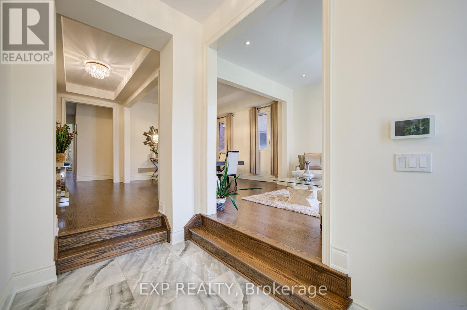 163 Hillsview Drive, Richmond Hill, Ontario  L4C 2R4 - Photo 2 - N13110978