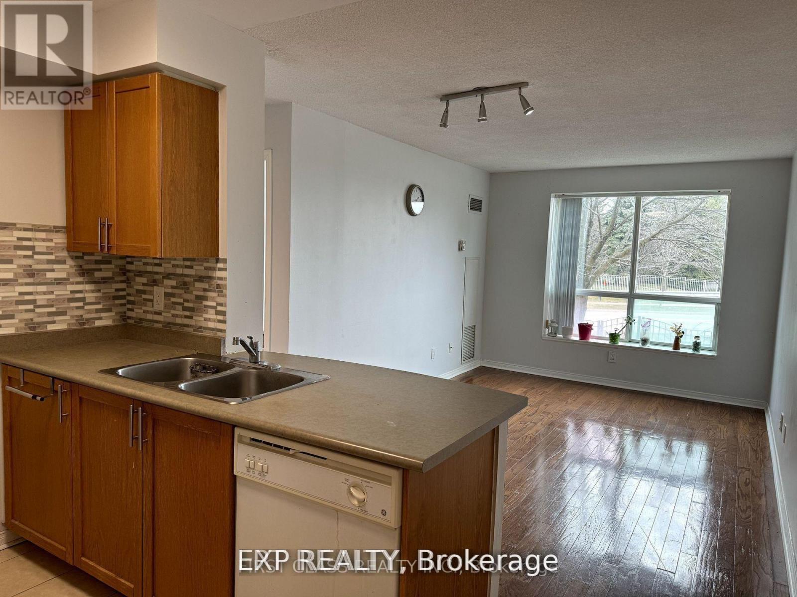 301 - 51 Baffin Crescent, Richmond Hill, Ontario  L4B 4P6 - Photo 3 - N13111038