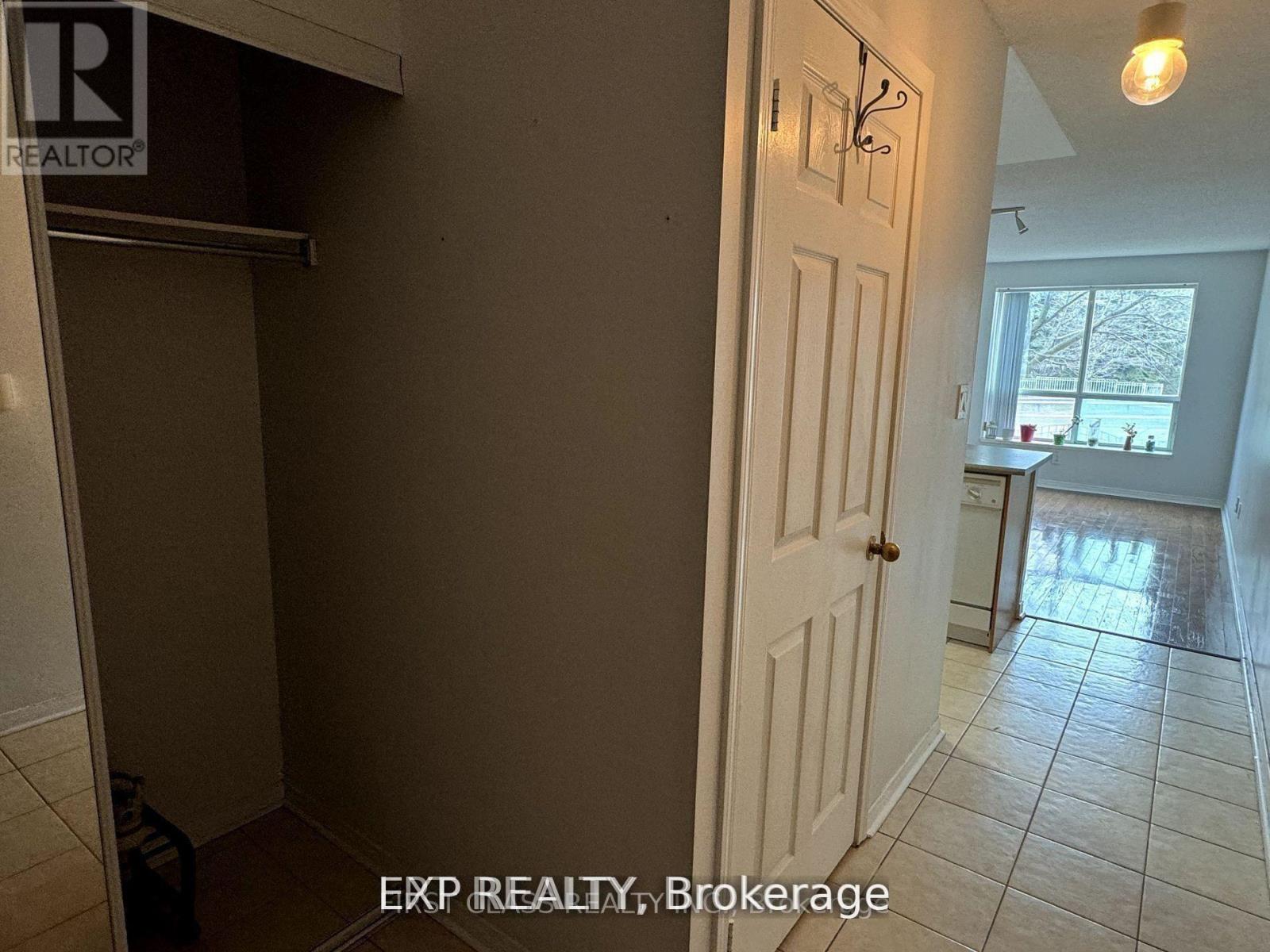 301 - 51 Baffin Crescent, Richmond Hill, Ontario  L4B 4P6 - Photo 6 - N13111038