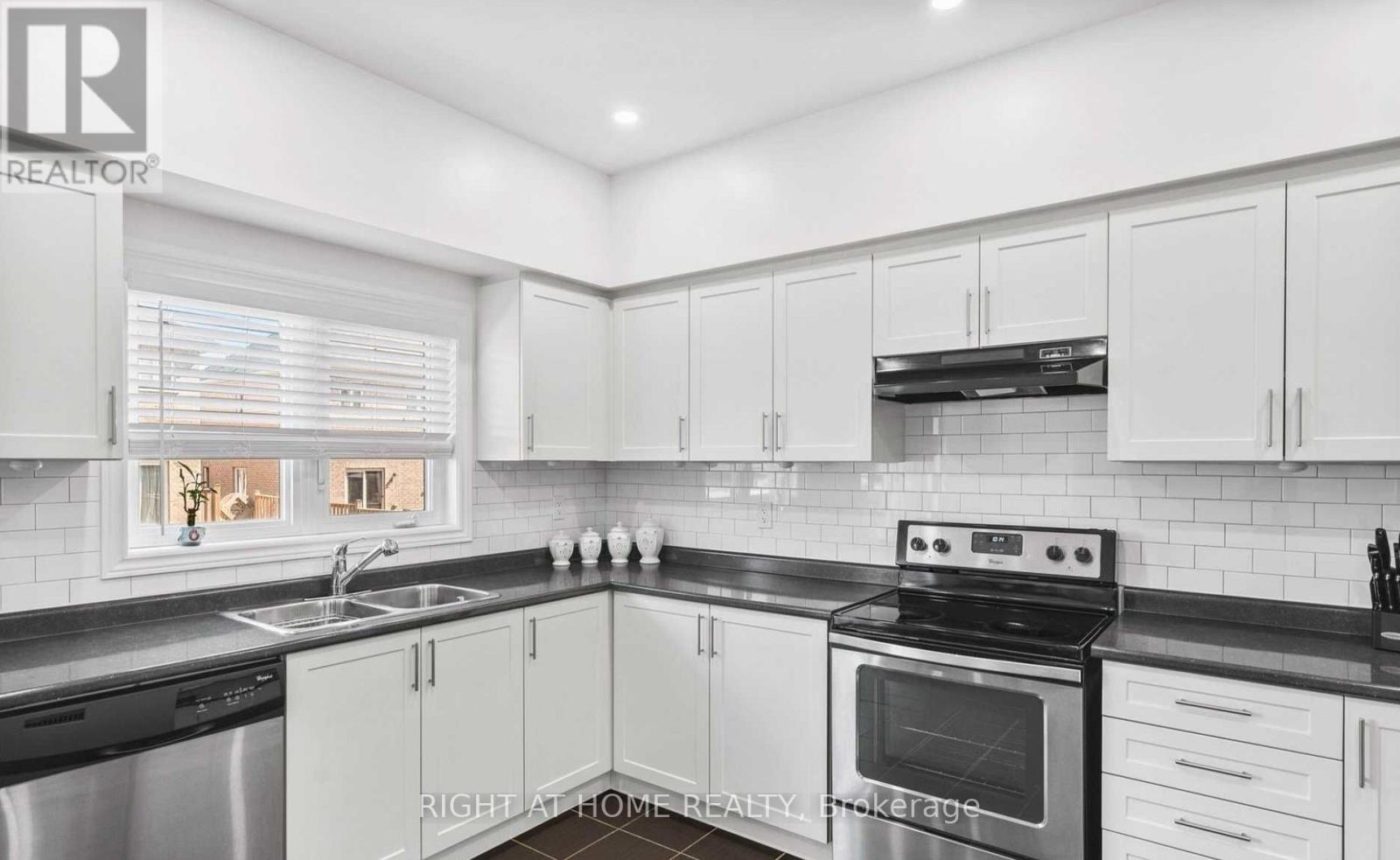 18 Luisa Street, Bradford West Gwillimbury (Bradford), Ontario  L3Z 0P2 - Photo 12 - N13111146