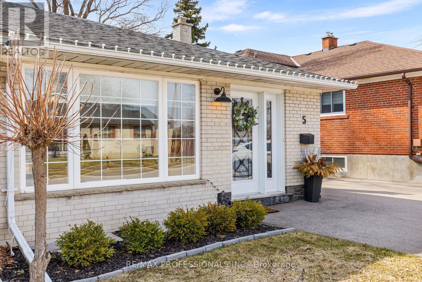 5 Birgitta Crescent, Toronto, Ontario  M9C 3W1 - Photo 2 - W13111230