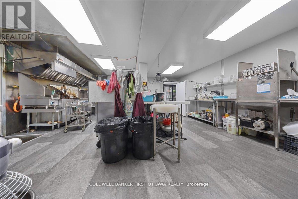 827 Somerset Street W, Ottawa, Ontario  K1R 6R4 - Photo 5 - X13111302