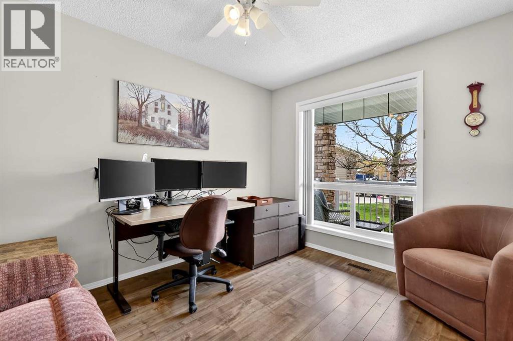 133 Cove Court, Chestermere, Alberta  T1X 1J4 - Photo 5 - A2309702