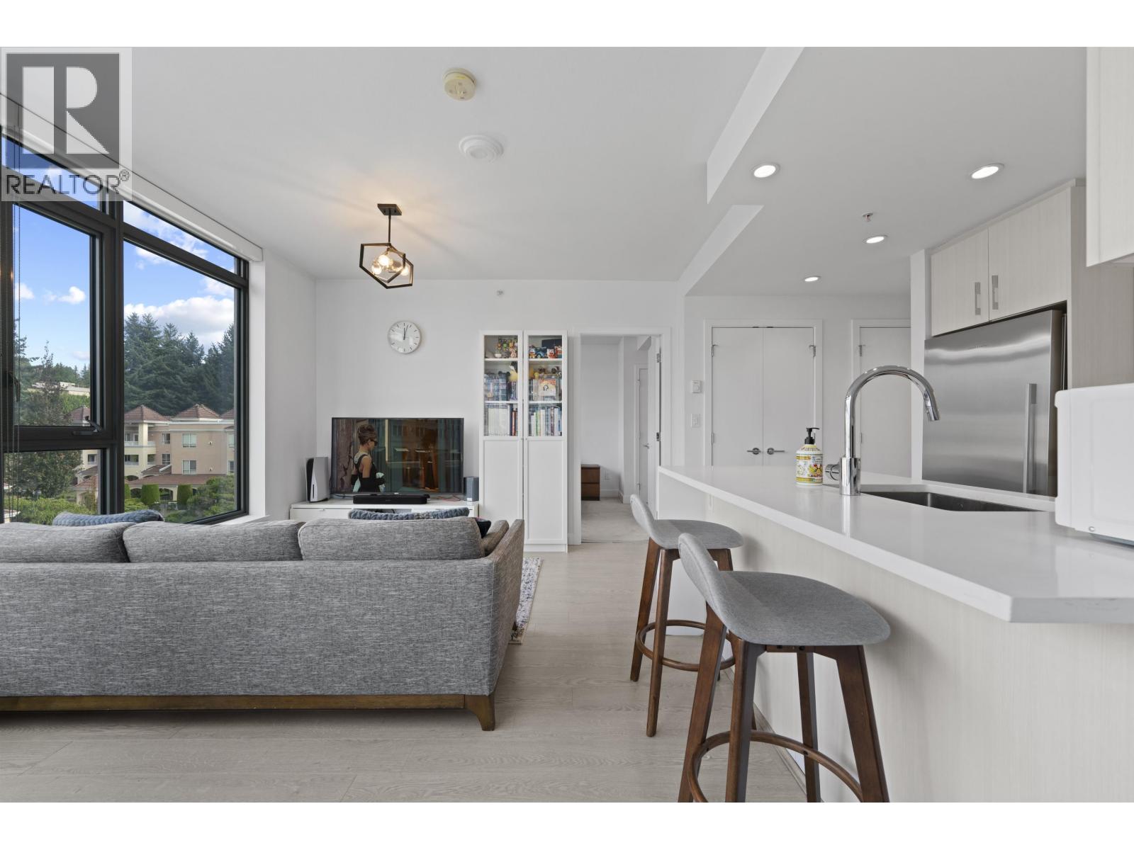 404 518 Whiting Way, Coquitlam, British Columbia  V3J 0H7 - Photo 2 - R3121801