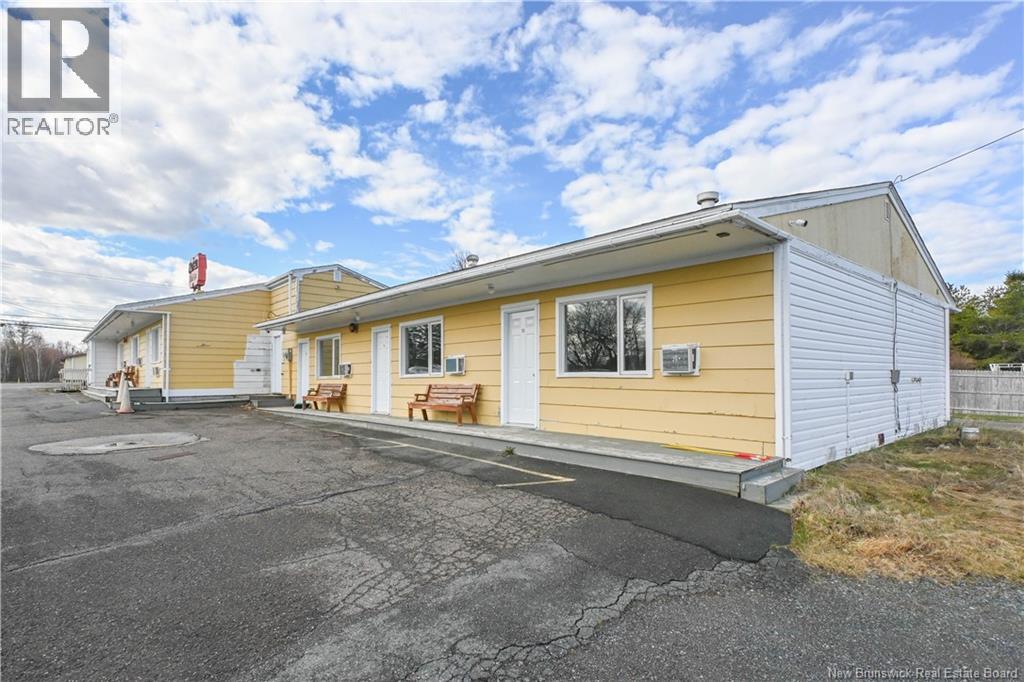 655 Saint-Pierre Ouest Boulevard, Caraquet, New Brunswick  E1W 1A2 - Photo 2 - NB131688