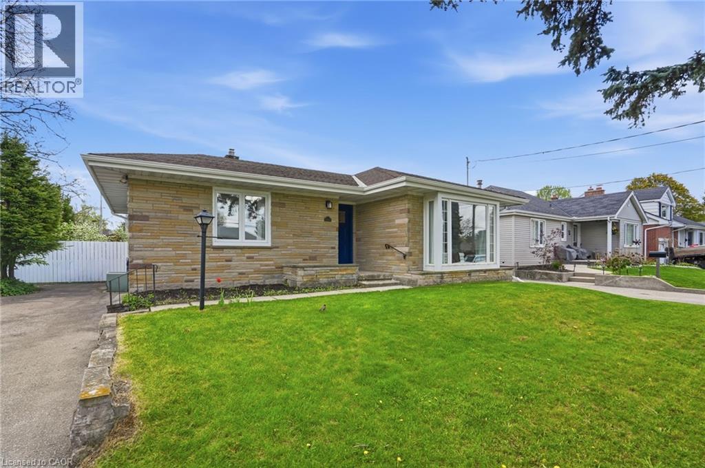 23 Mcmaster Avenue, Dundas, Ontario  L9H 4M6 - Photo 2 - 40829047