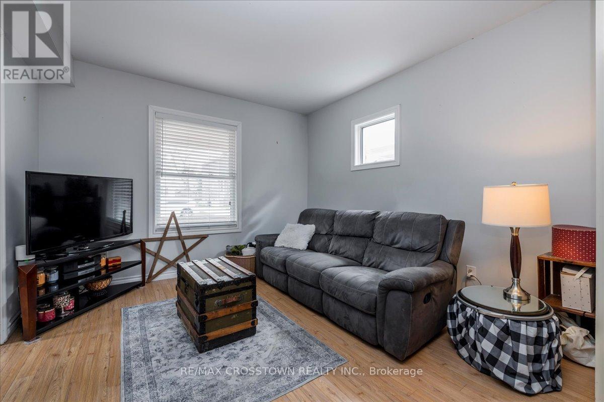 296 Saint Jean Street, Orillia, Ontario  L3V 4L4 - Photo 4 - S13111296
