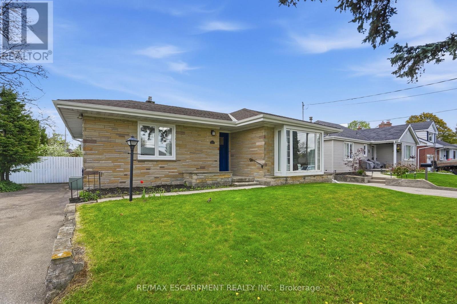 23 Mcmaster Avenue S, Hamilton, Ontario  L9H 4M6 - Photo 2 - X13111428