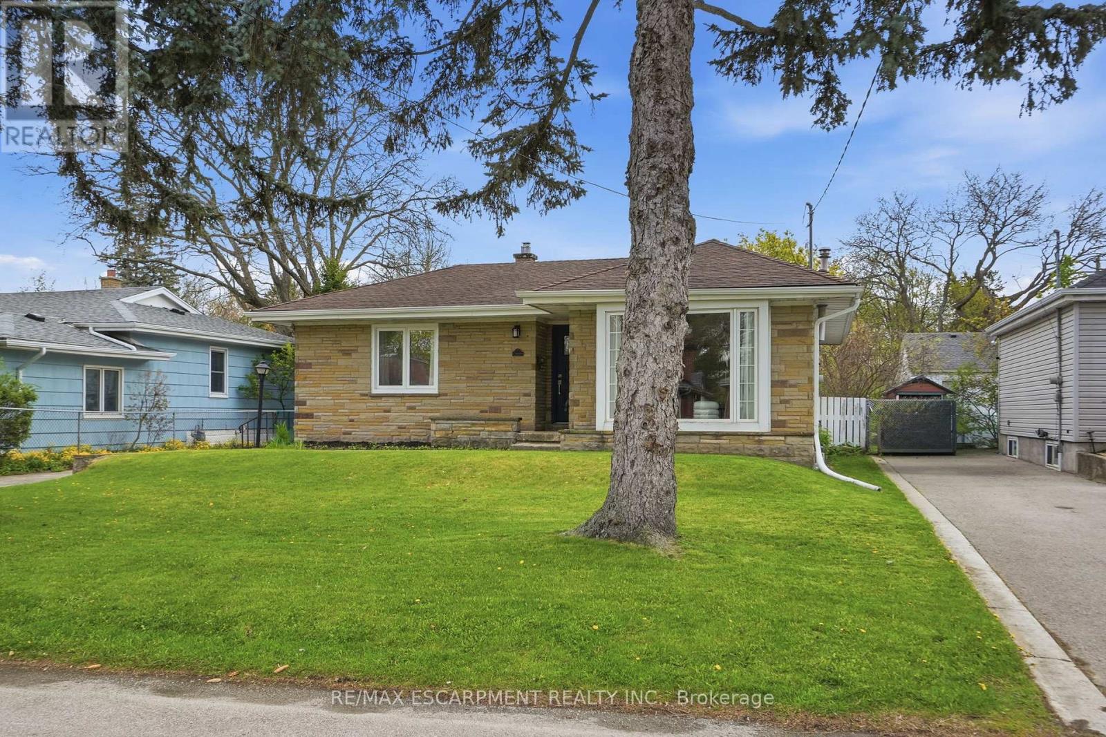 23 Mcmaster Avenue S, Hamilton, Ontario  L9H 4M6 - Photo 3 - X13111428