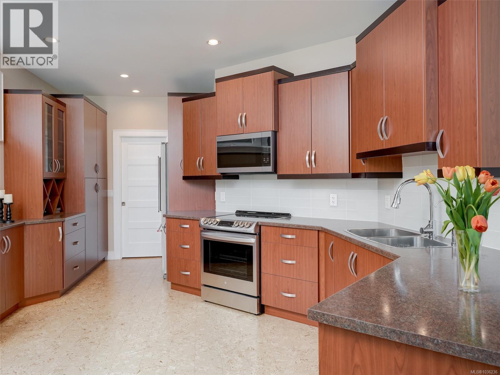 5155 Lochside Dr, Saanich, British Columbia  V8Y 2G4 - Photo 13 - 1036236