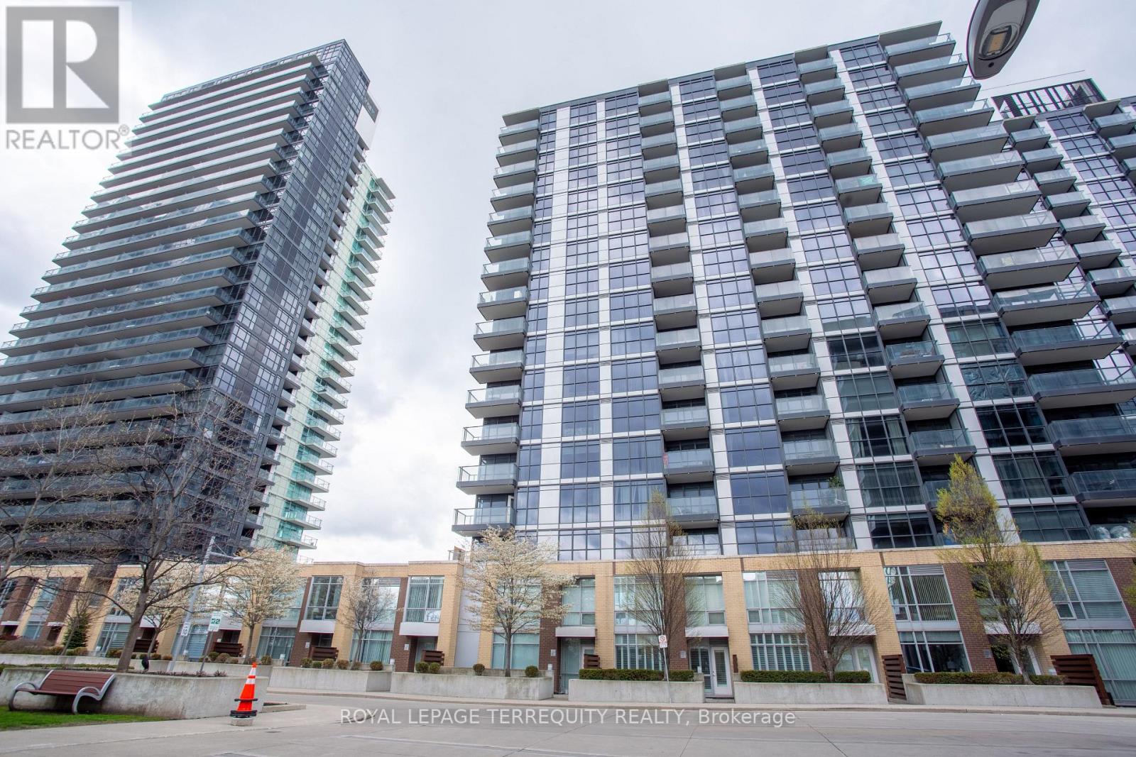 221 - 19 Singer Court, Toronto, Ontario  M2K 0B2 - Photo 1 - C13111594