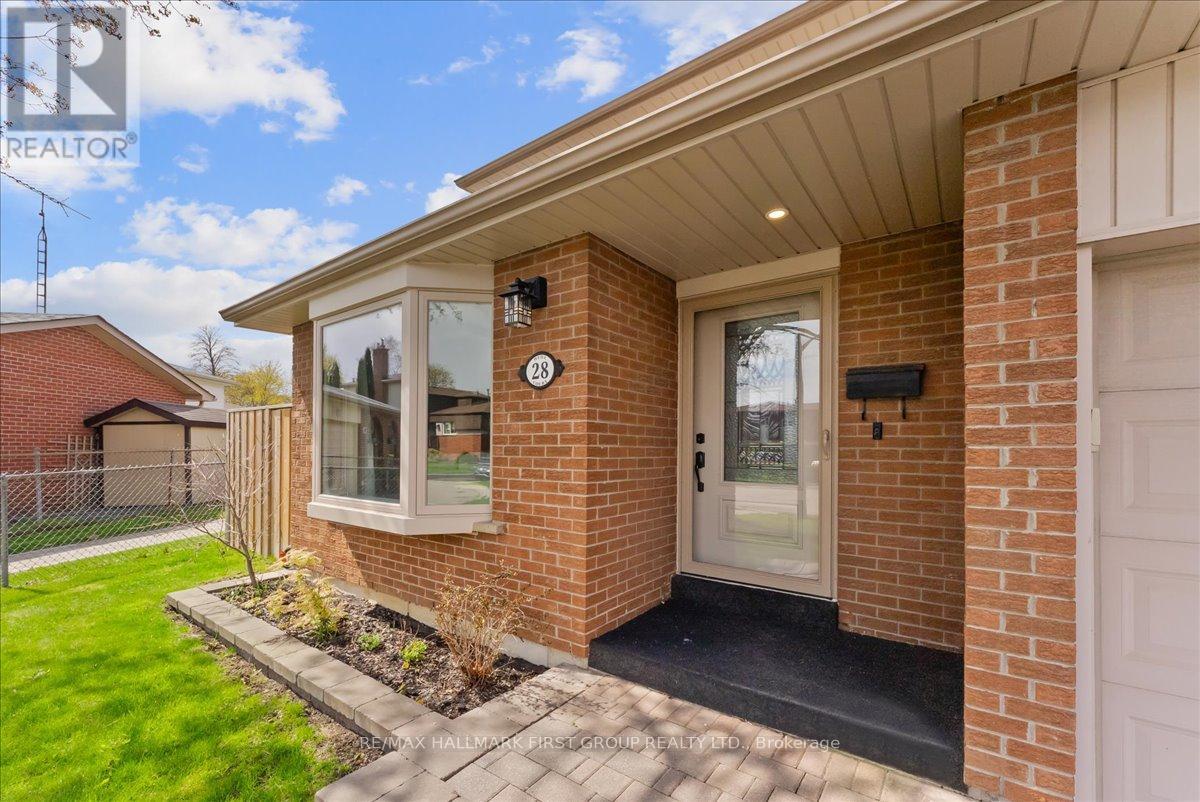 28 Heda Court, Whitby, Ontario  L1N 5Y8 - Photo 4 - E13111478