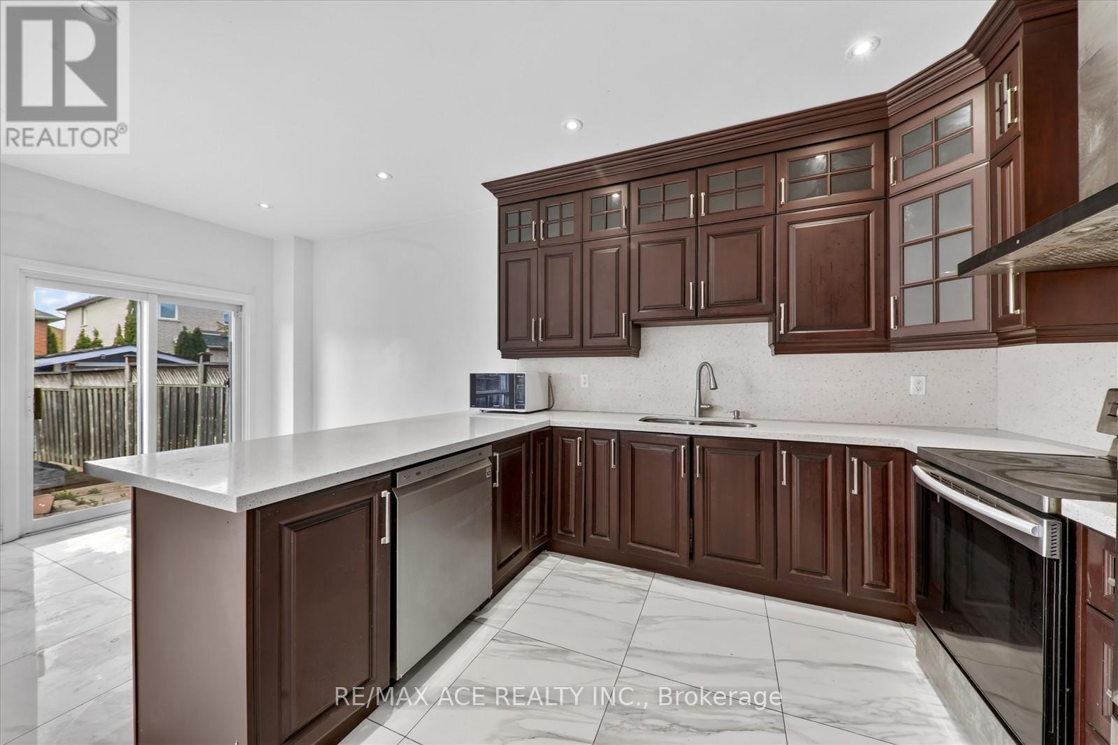 Main - 110 Blue Willow Drive, Vaughan, Ontario  L4L 9E9 - Photo 11 - N12828128