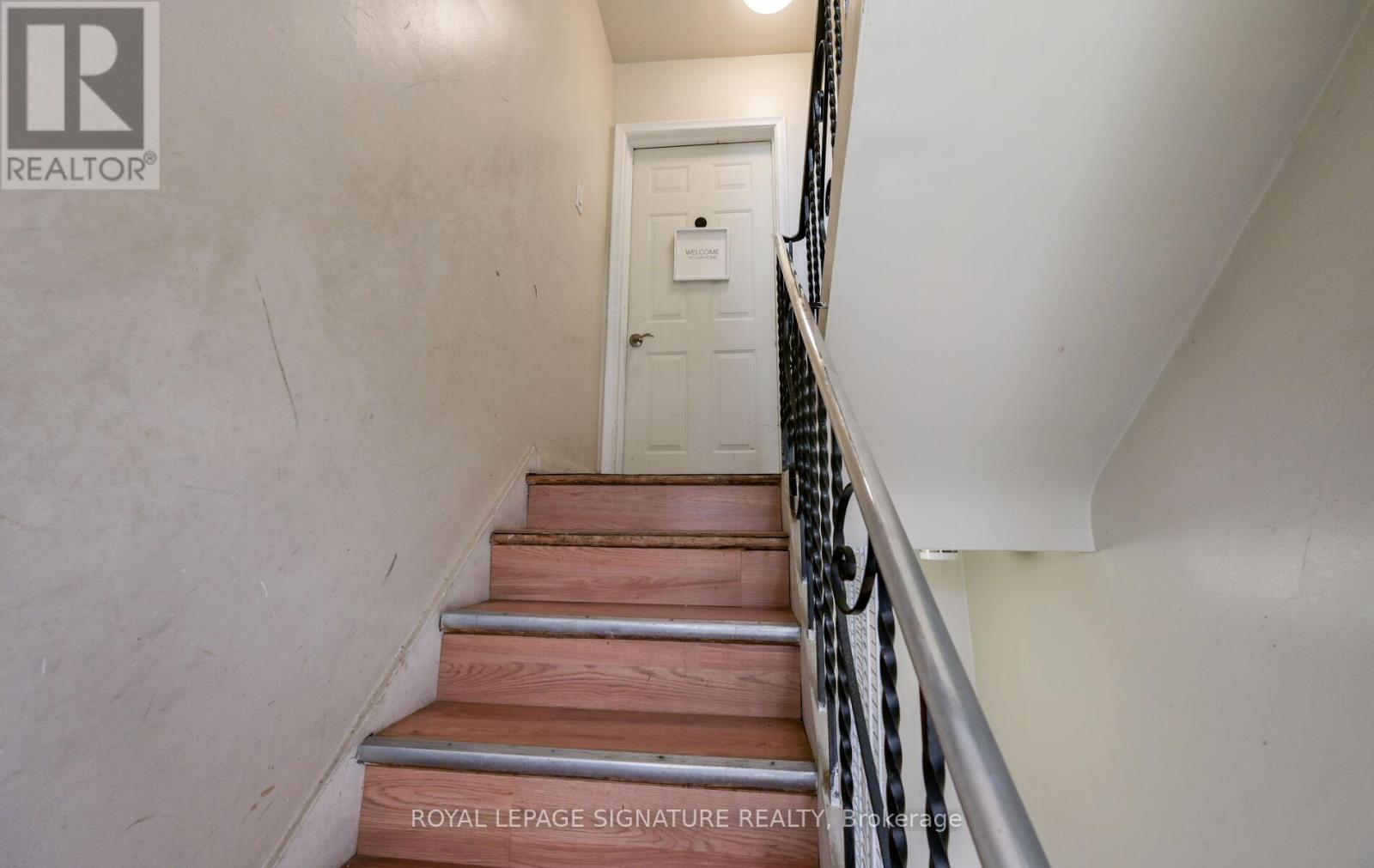 226 Bicknell Avenue, Toronto, Ontario  M6M 4G9 - Photo 4 - W13111472