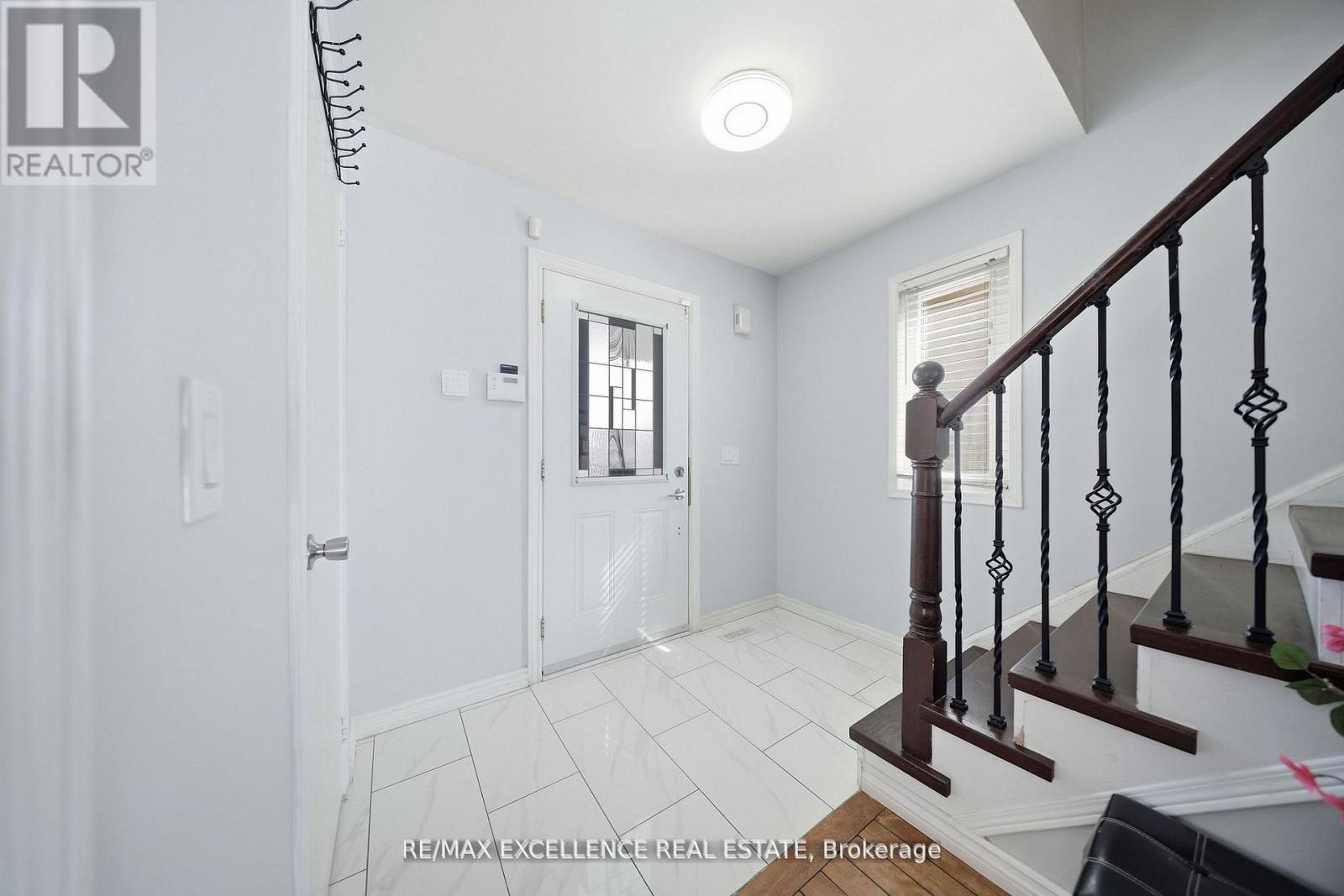 46 Nectarine Crescent, Brampton, Ontario  L6S 5Z1 - Photo 3 - W13111622