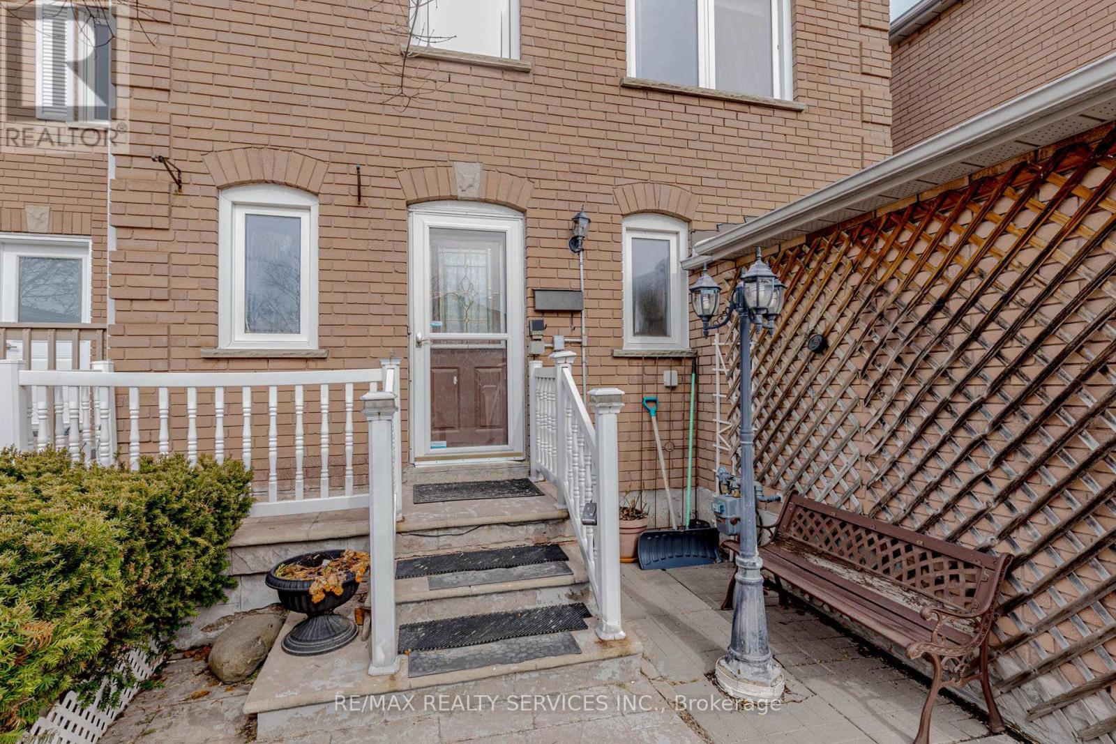 130 Cutters Crescent, Brampton, Ontario  L6Y 4J8 - Photo 3 - W13111674