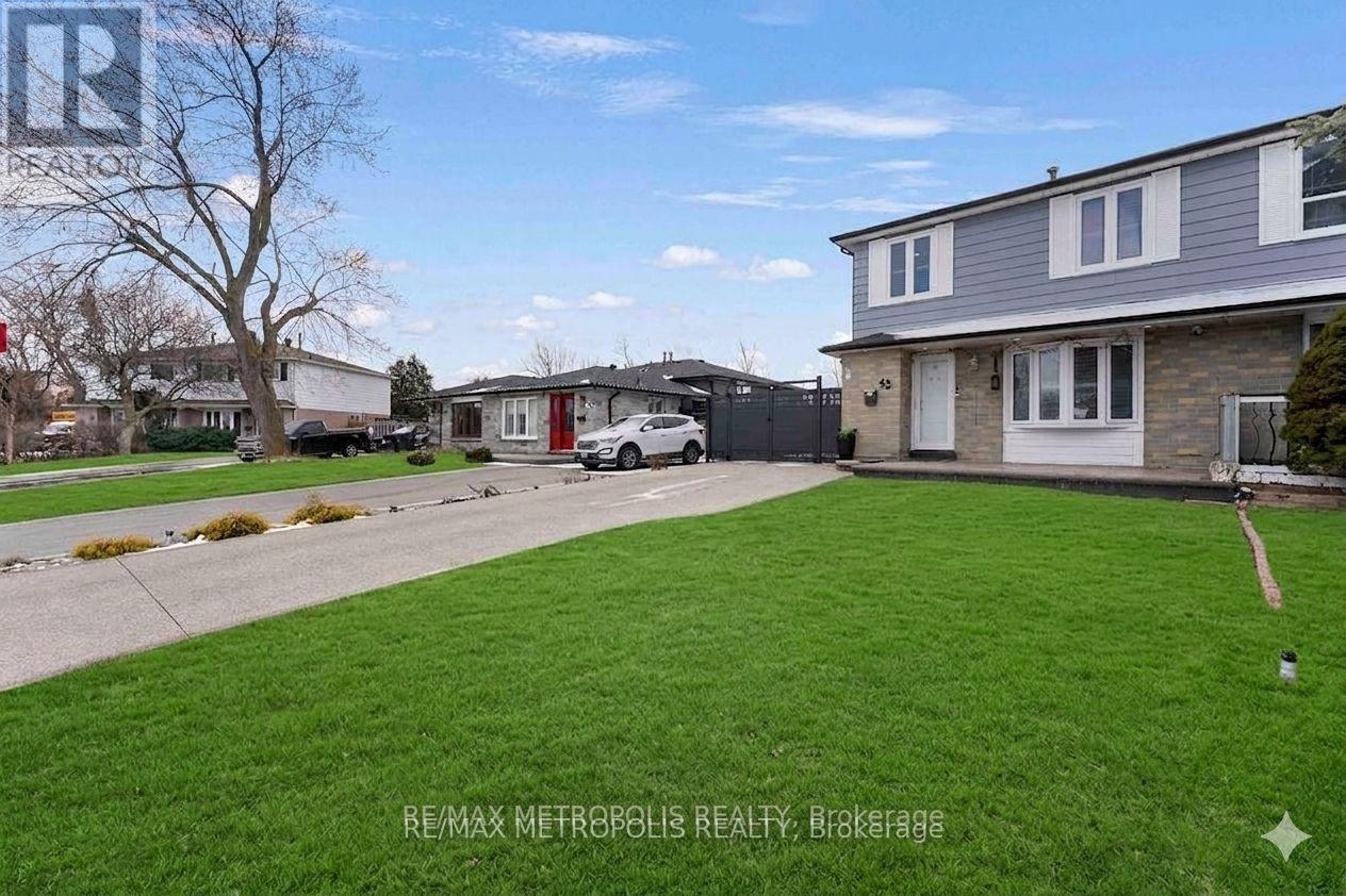 42 Gulliver Crescent, Brampton, Ontario  L6S 1S9 - Photo 2 - W13111742