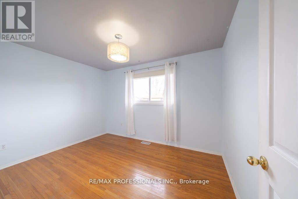 Upper - 13 Baraniuk Street, St. Catharines, Ontario L2N 1N4 - Photo 11 - X13111638