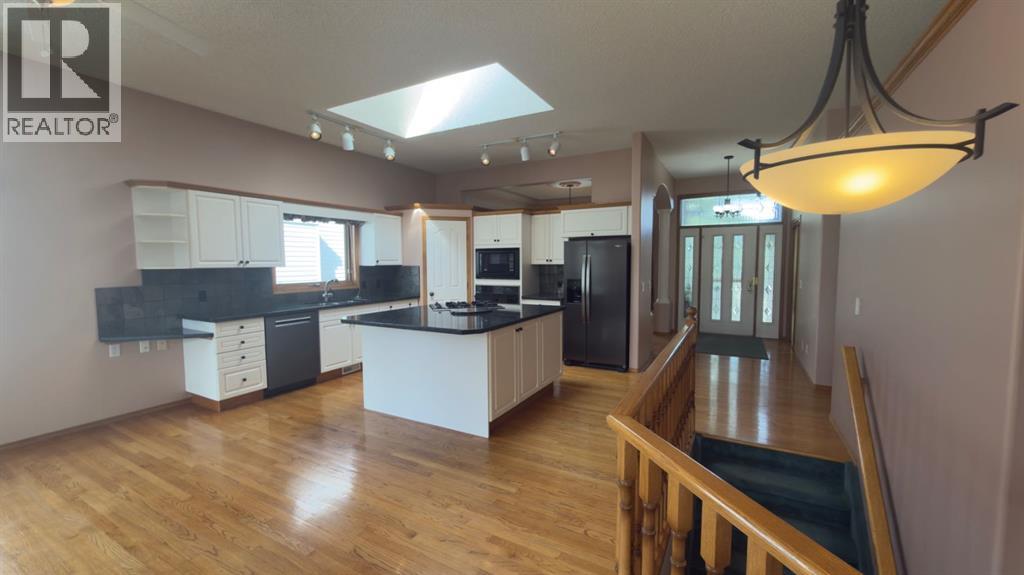 117 Woodpark Close Sw, Calgary, Alberta  T2W 6H1 - Photo 5 - A2309782