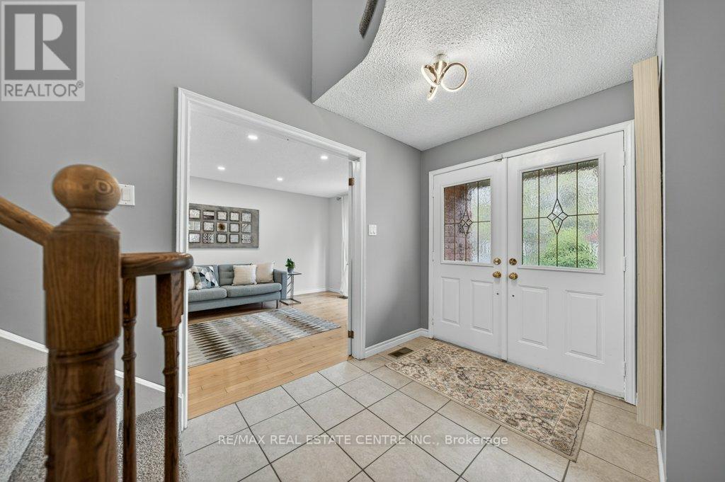40 Old Maple Lane, Kitchener, Ontario  N2N 2L2 - Photo 3 - X13111804