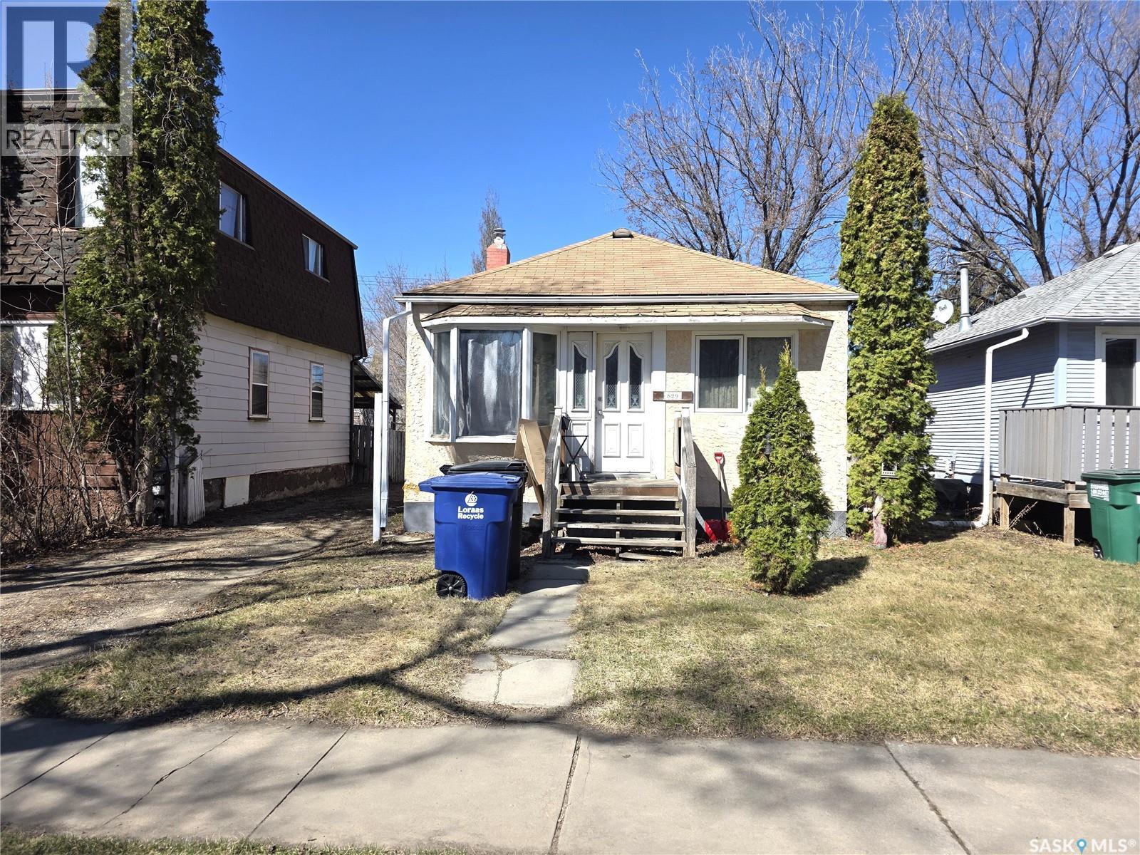829 I Avenue N, Saskatoon, Saskatchewan  S7L 2H2 - Photo 1 - SK035601