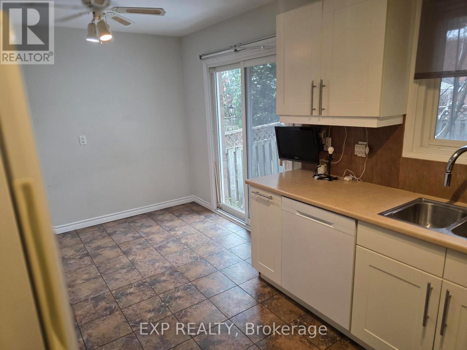 1296 Valerie Crescent W, Oakville, Ontario  L6J 7E5 - Photo 5 - W12853360