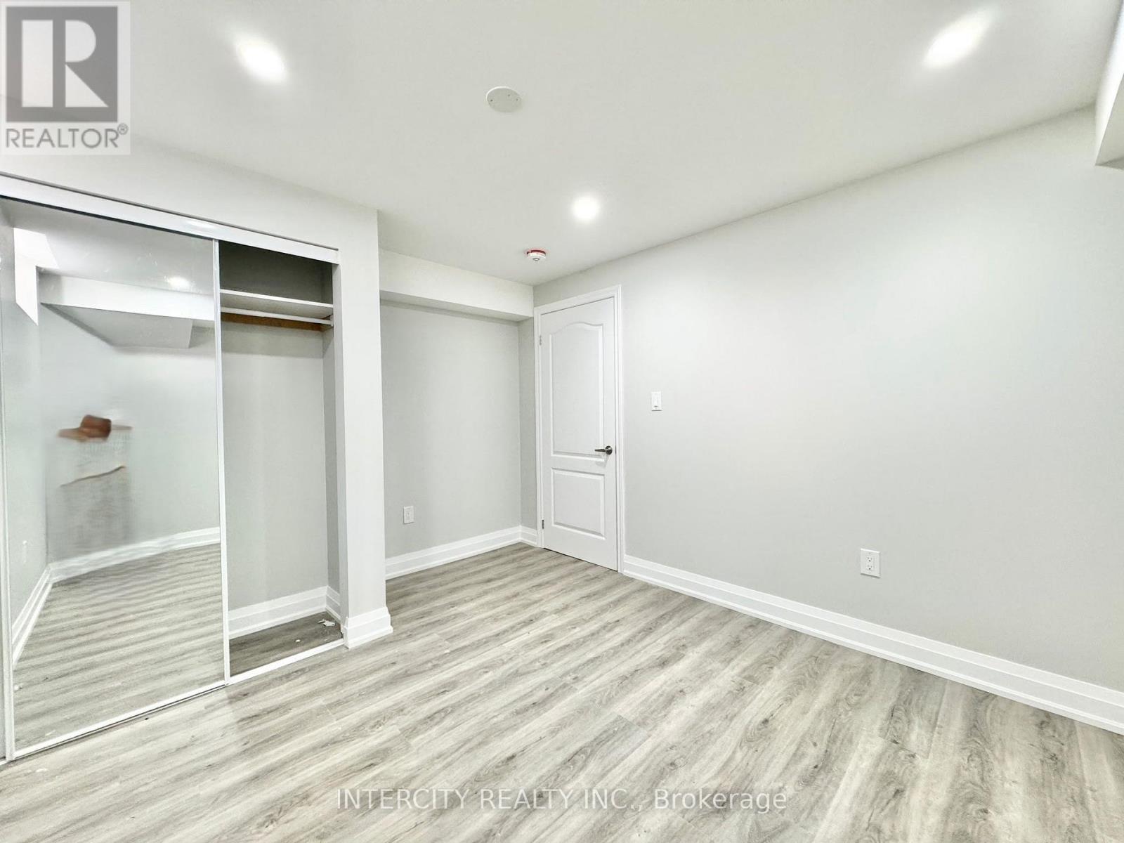 299 Fleetwood Drive, Oshawa, Ontario  L1K 3E8 - Photo 4 - E13112246