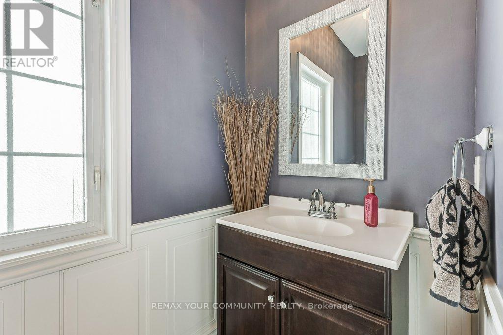 2 Laurelbank Crescent, Georgina, Ontario  L4P 4H6 - Photo 14 - N13112024