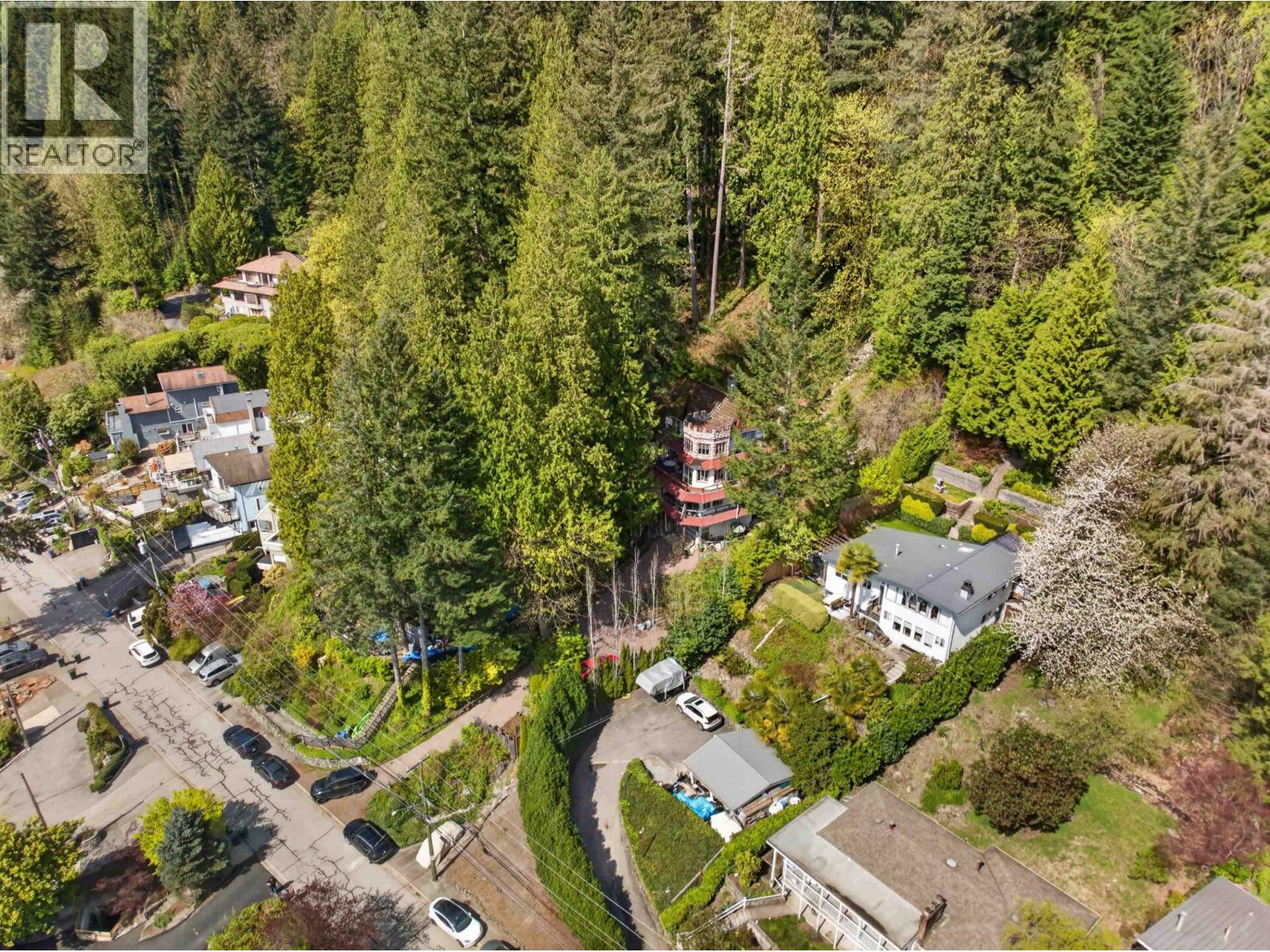 2755 Panorama Drive, North Vancouver, British Columbia  V7G 1V7 - Photo 2 - R3121894