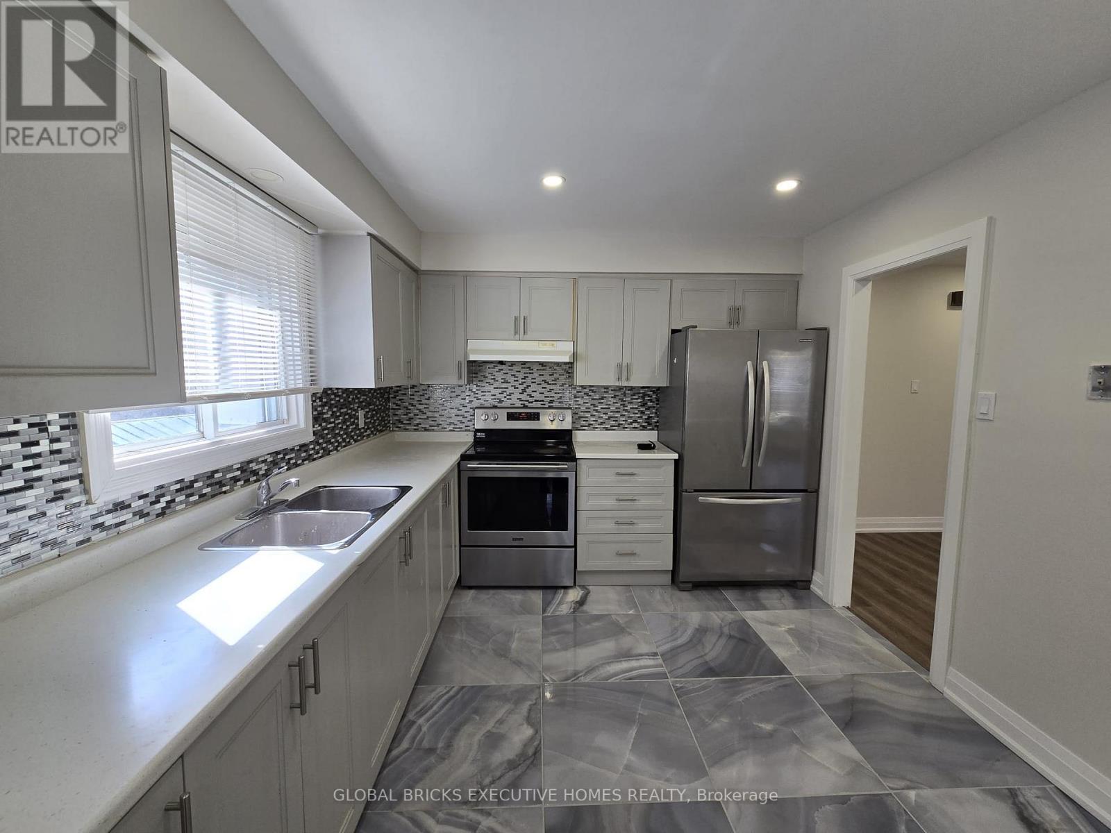 Main - 3285 Lansdown Drive, Burlington, Ontario  L7M 1S4 - Photo 7 - W13111994