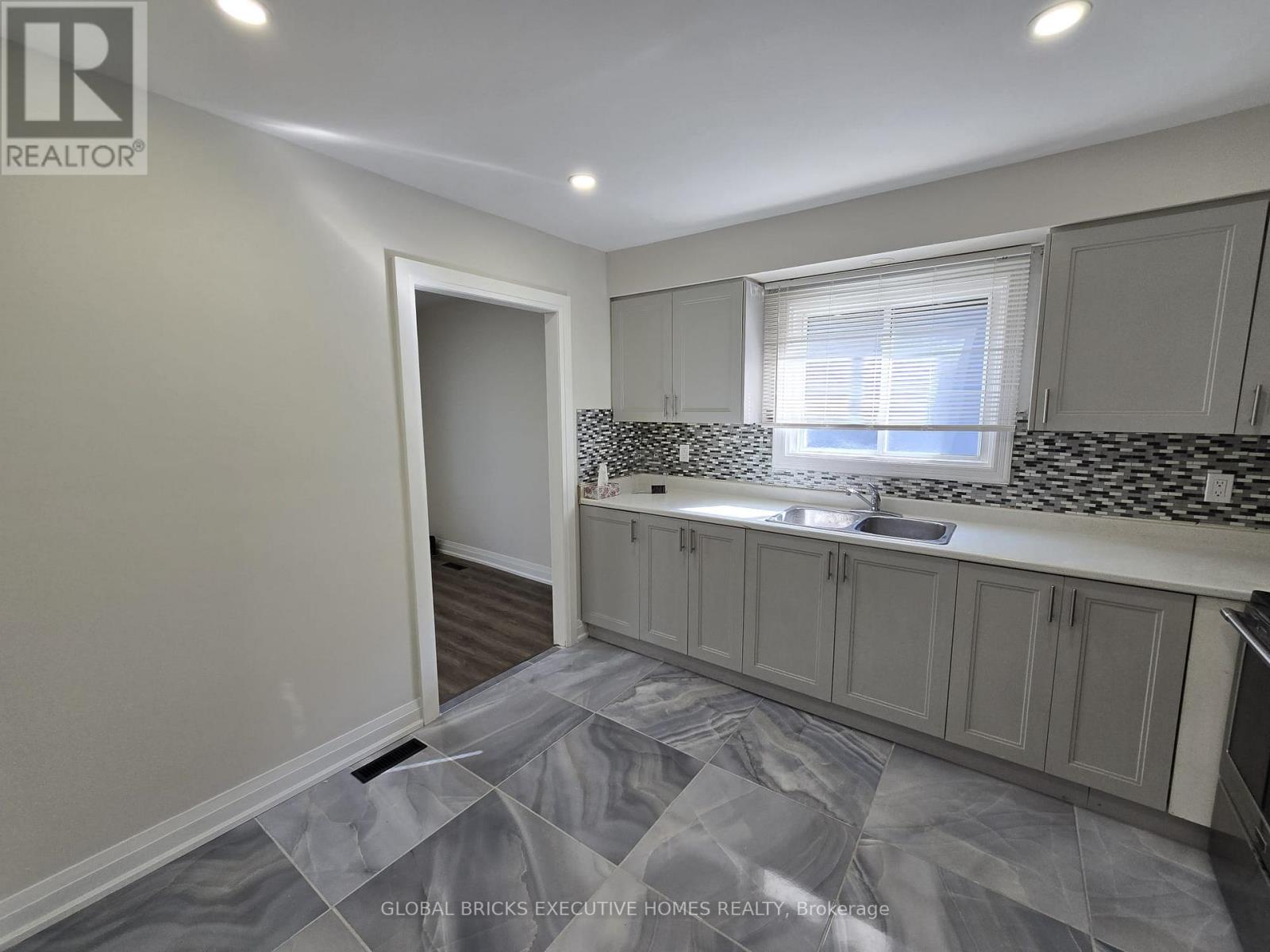 Main - 3285 Lansdown Drive, Burlington, Ontario  L7M 1S4 - Photo 8 - W13111994