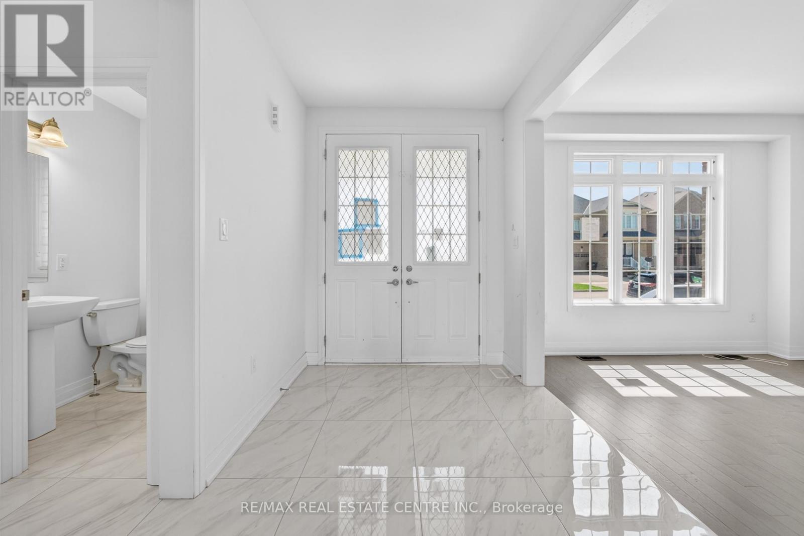 423 Royal West Drive, Brampton, Ontario  L6X 5K1 - Photo 4 - W13112116