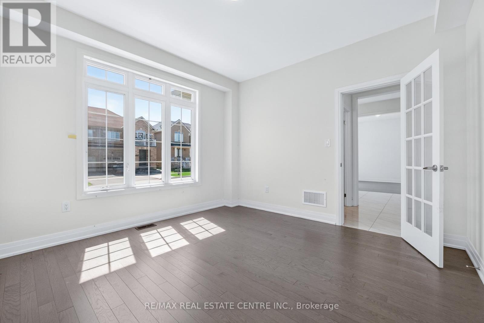423 Royal West Drive, Brampton, Ontario  L6X 5K1 - Photo 8 - W13112116