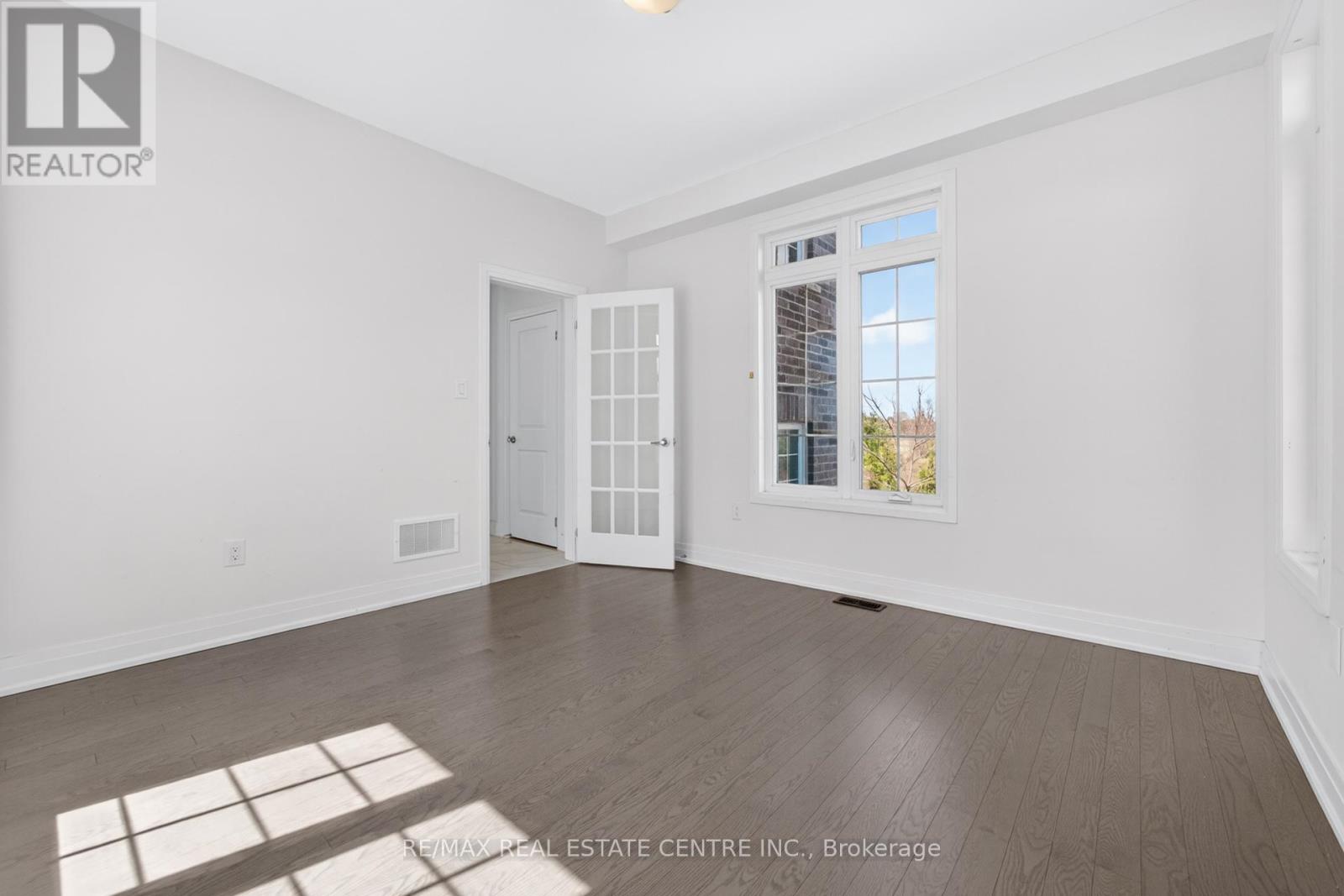 423 Royal West Drive, Brampton, Ontario  L6X 5K1 - Photo 9 - W13112116