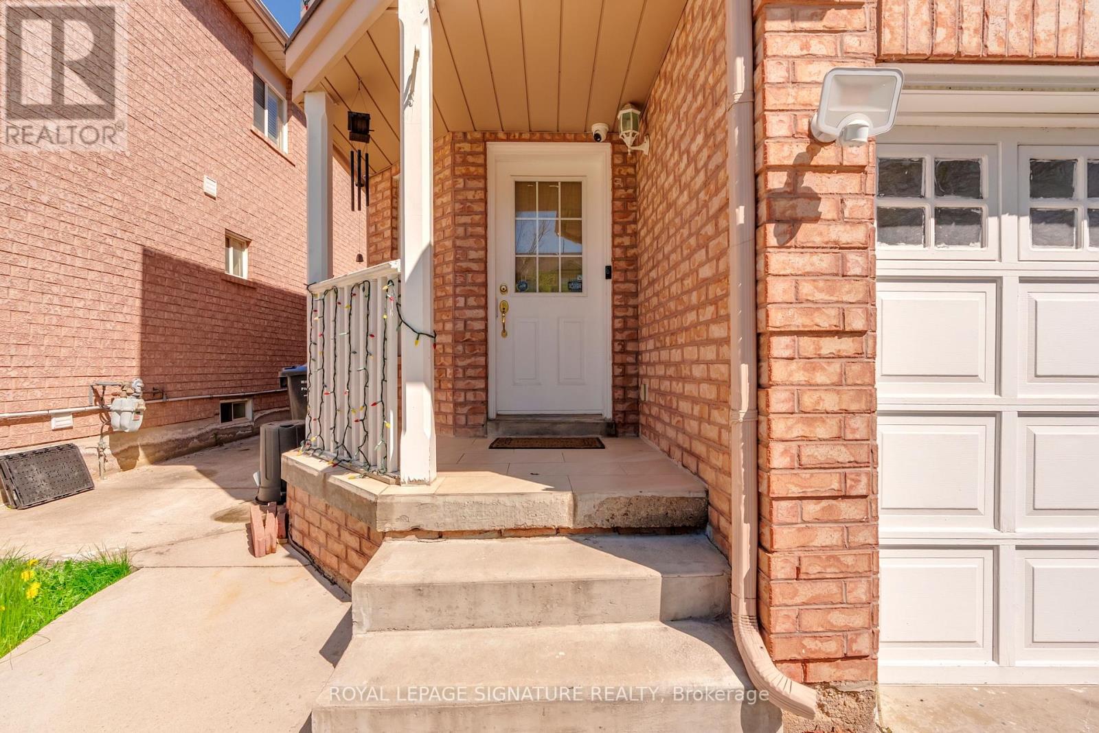 54 Wilmont Court, Brampton, Ontario  L6X 4Z7 - Photo 4 - W13112288