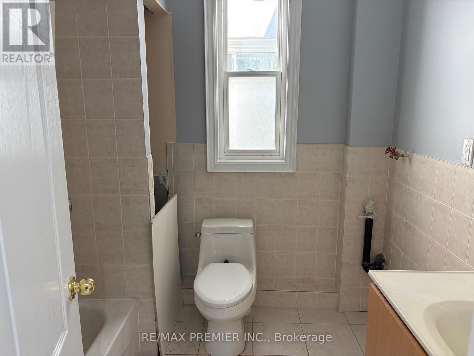 Upper - 938 Bloor Street W, Toronto, Ontario  M6H 1L4 - Photo 11 - W13112310