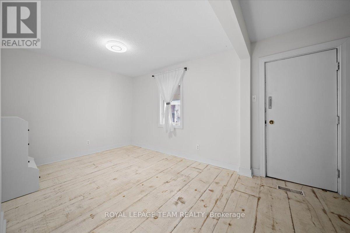 2 - 135 Upper Lorne Place, Ottawa, Ontario  K1R 7G8 - Photo 3 - X13112526