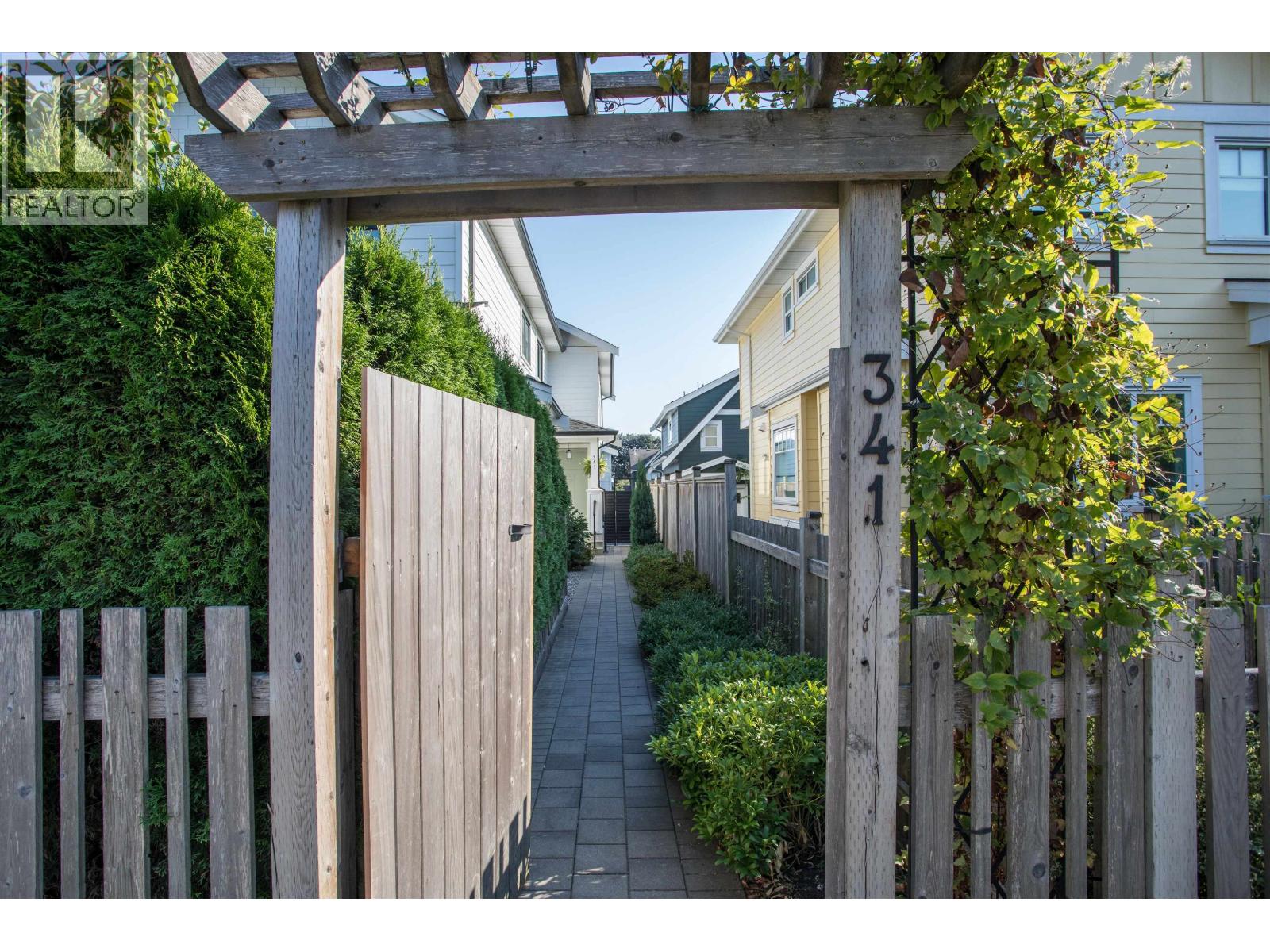 341 E 13th Street, North Vancouver, British Columbia  V7L 2L8 - Photo 2 - R3121908
