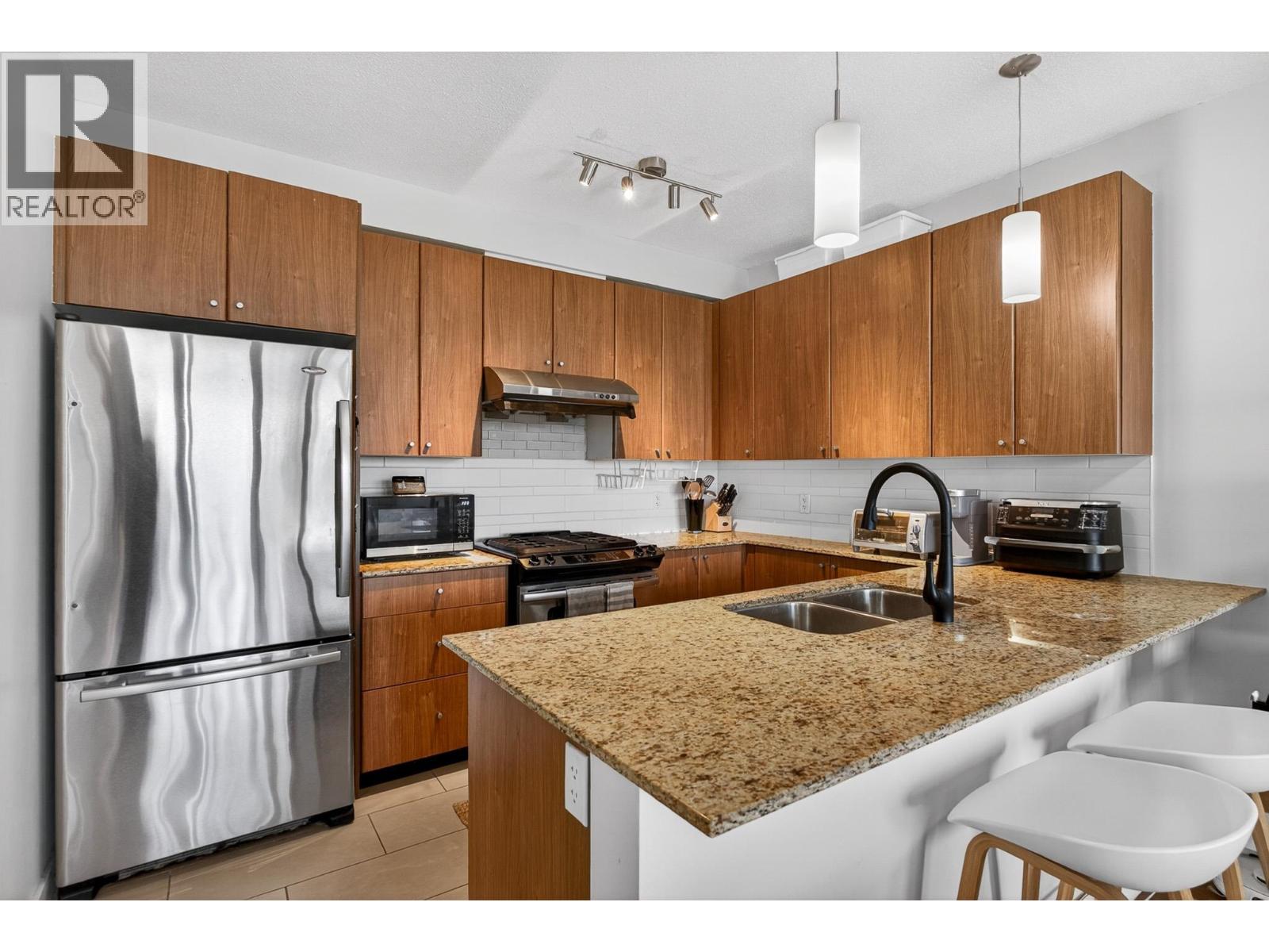 1401 280 Ross Drive, New Westminster, British Columbia  V3L 0C2 - Photo 2 - R3121456