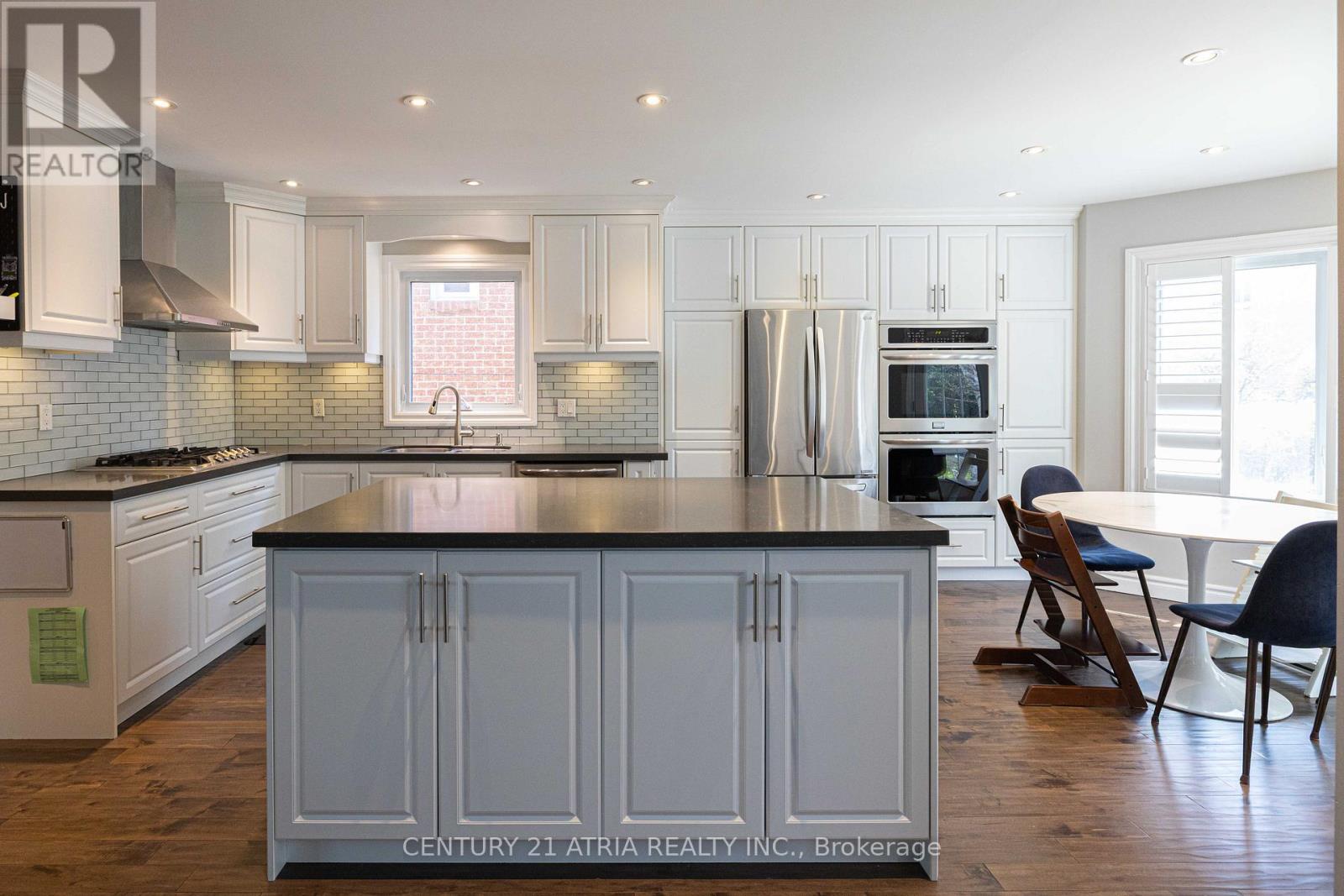 35 VERSAILLES COURT, Richmond Hill, Ontario