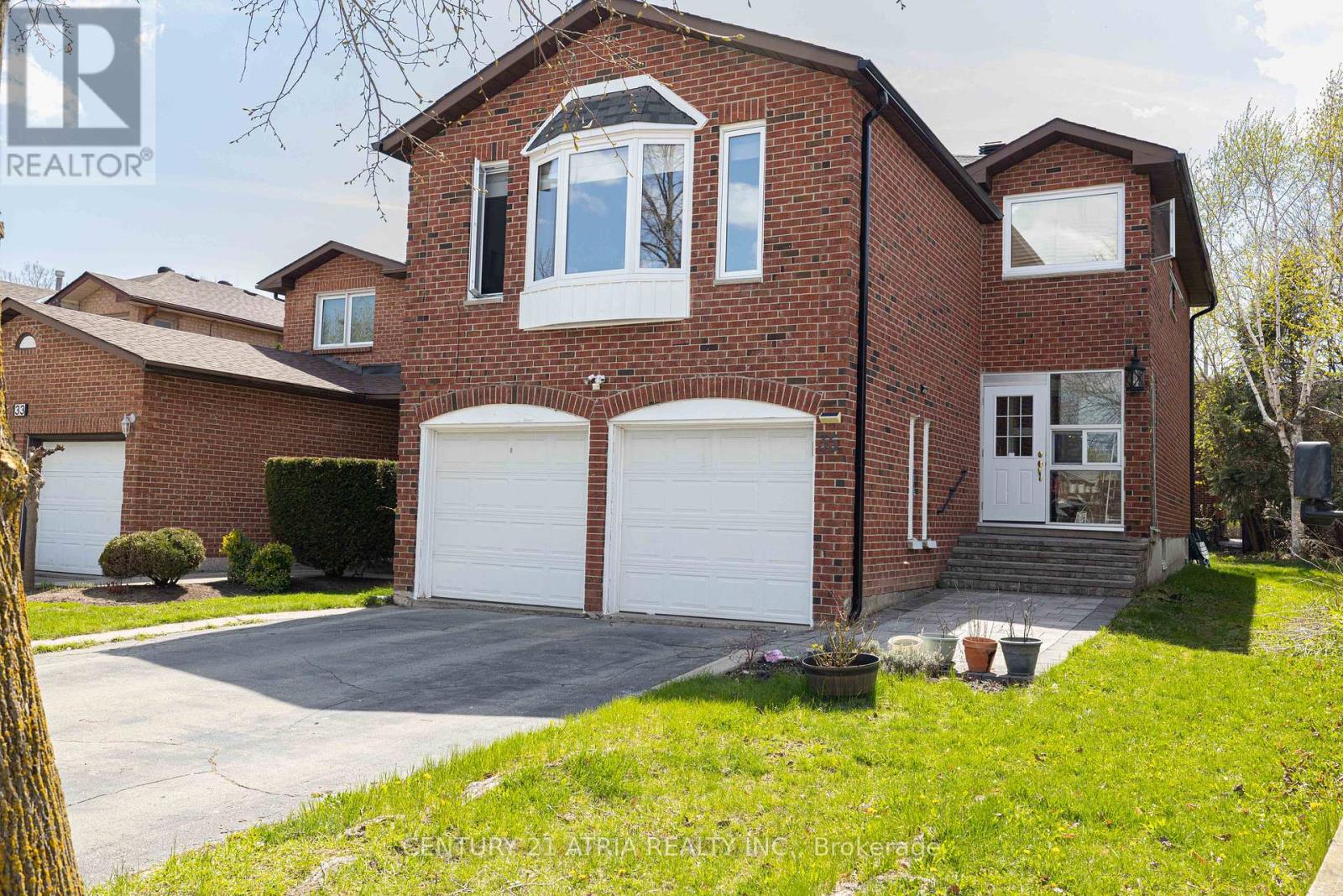 35 Versailles Court, Richmond Hill, Ontario  L4C 8V6 - Photo 2 - N13112378